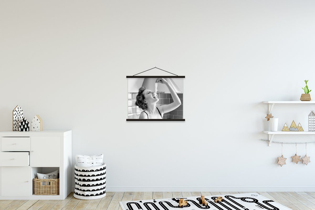 MuchoWow Poster Vintage - Frau - Spaghetti - Schwarz und weiß, (1 St), Magnetische Posterleiste, Eichenholz, Holzleisten, Textilposter schwarz | schwarz