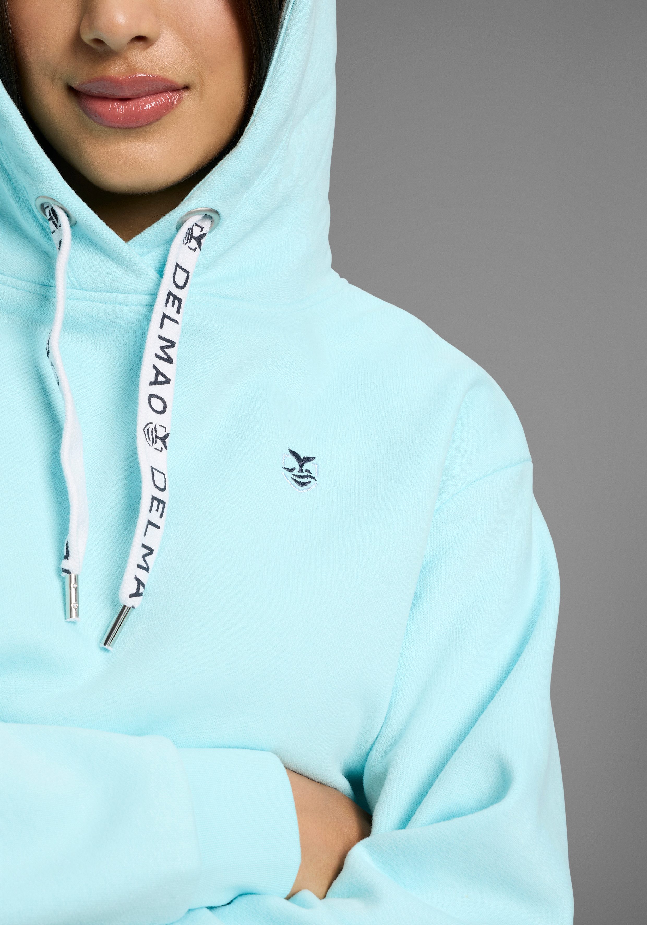 DELMAO Kapuzensweatshirt Weiche Baumwollmischung mit Kängurutasche und bedruckter Kordel. € 37,99, (€ 37,99 pro 1 Stk).