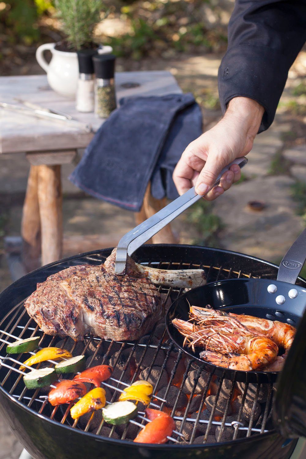 RÖSLE Grillzange 25061, gebogen, mit ausgewogener Federkraft, Edelstahl