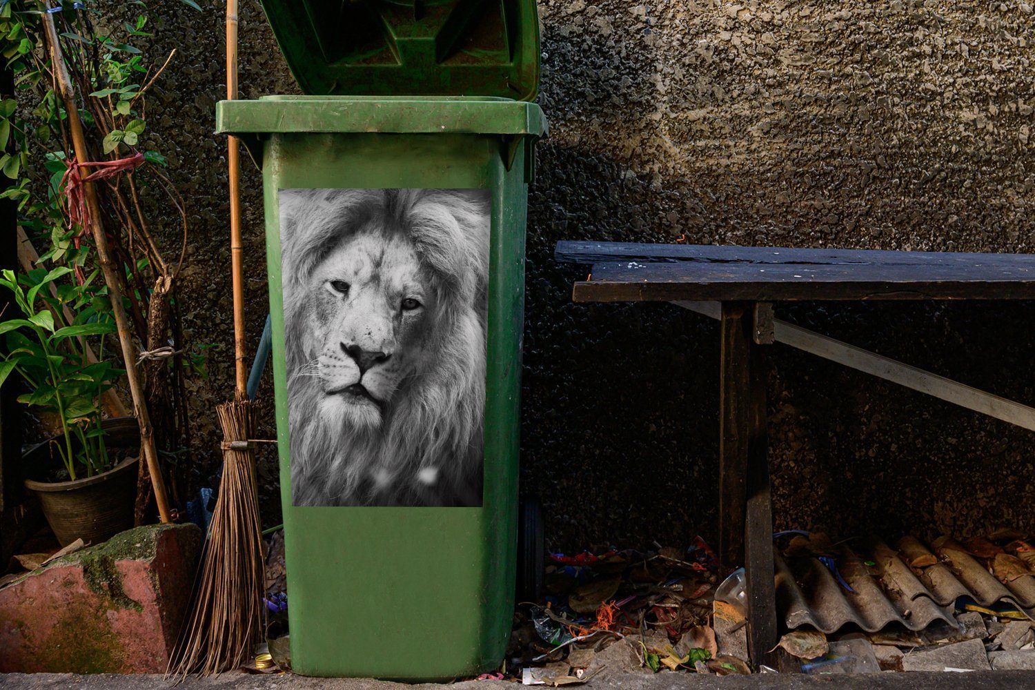 MuchoWow Wandsticker - St), - Porträt Mülltonne, (1 Sticker, Löwe Abfalbehälter Profil Mülleimer-aufkleber, Container,
