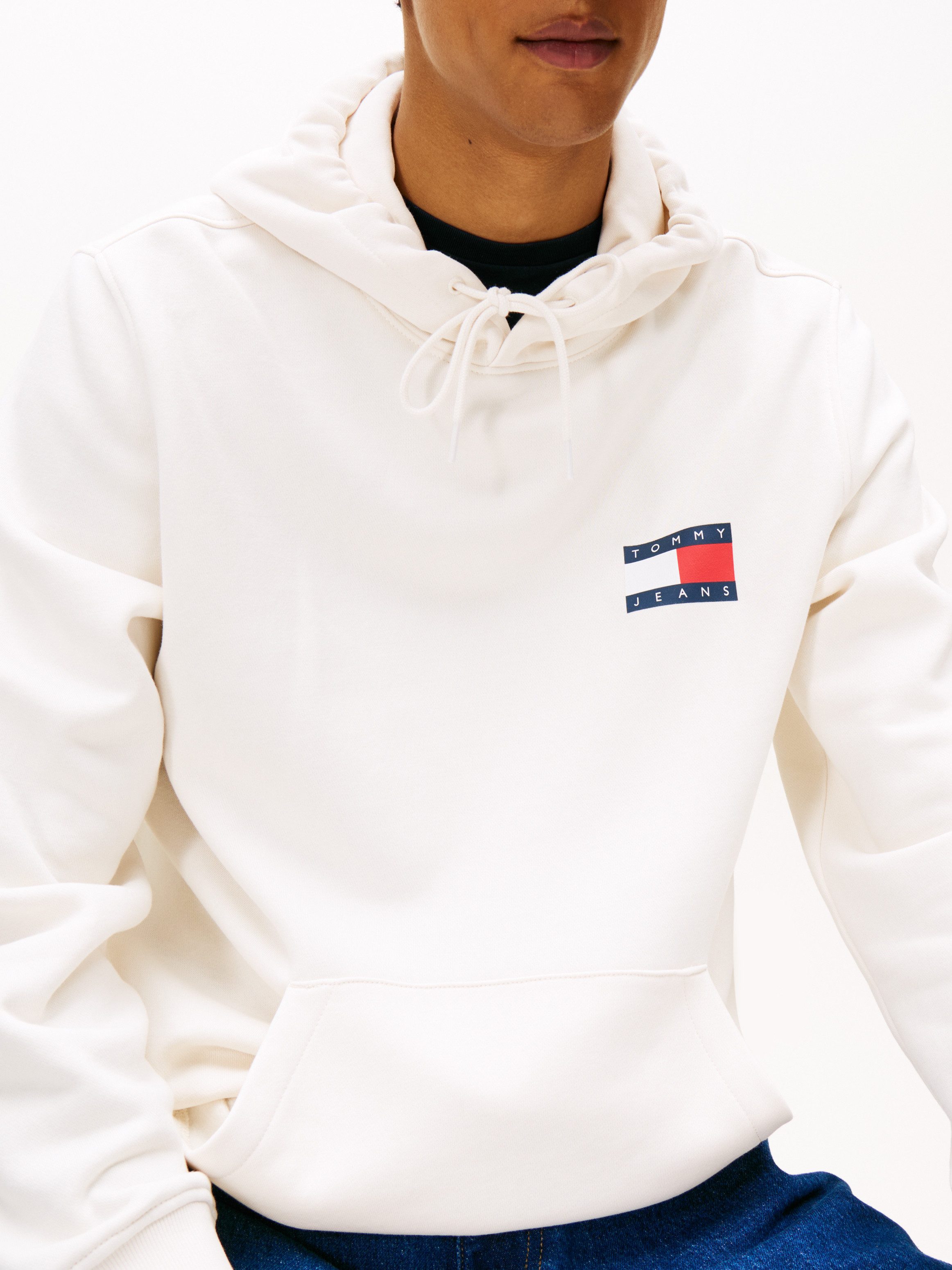 Tommy Jeans Sweatshirt TJM REG ESSENTIAL FLAG HOOD EXT mit bedruckten Marke günstig online kaufen