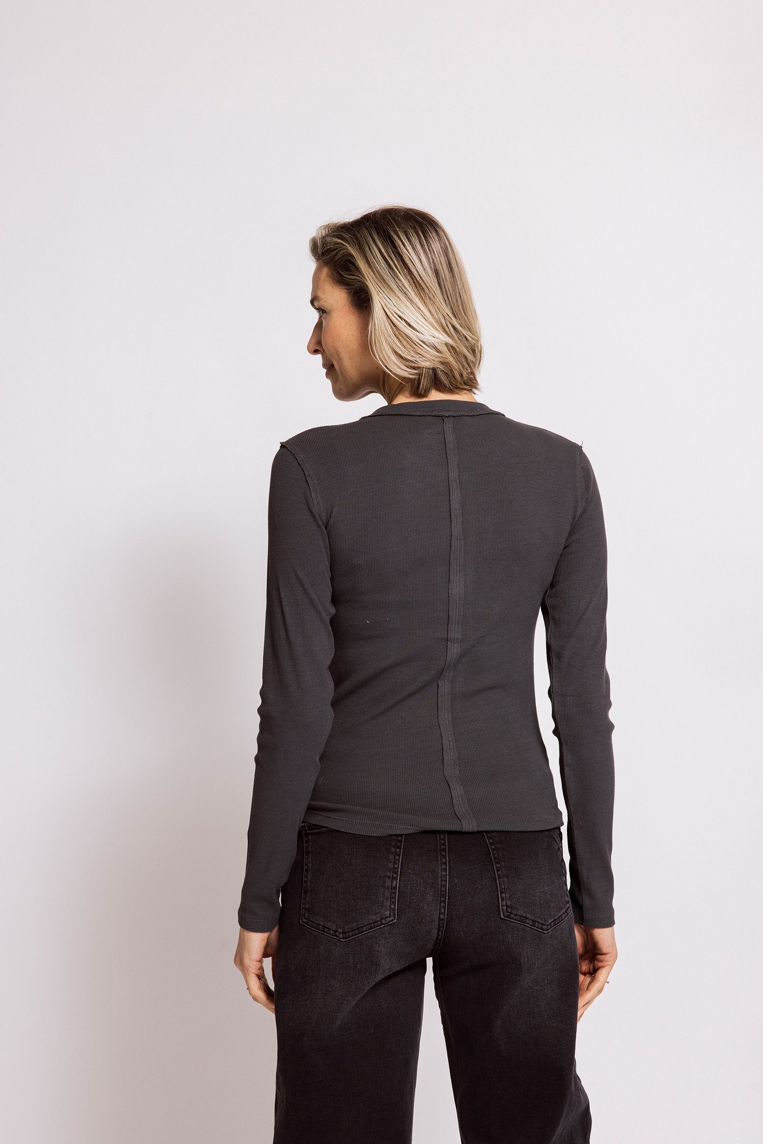 Zhrill Langarmshirt NAMI bequeme Passform, unifarben, offene Kanten – Bild 2 von 4