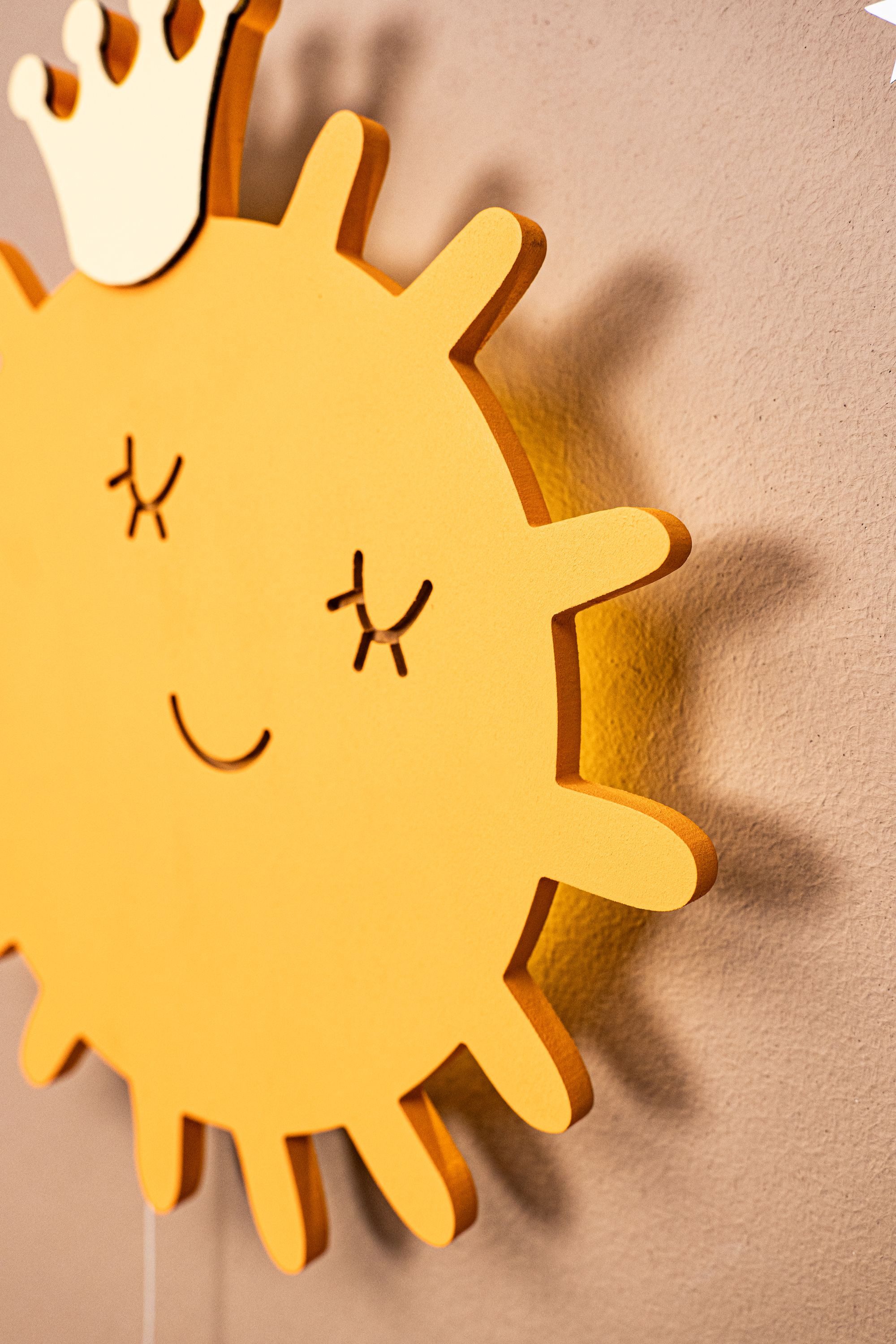 COZYCOLLECTIONS LED Wandleuchte Handbemaltes LED-Wandnachtlicht Gekröntes Sonnen in Holzoptik, LED, Warmweiß, Montessori: warmes Licht & Ziehschalter für Selbstständigkeit