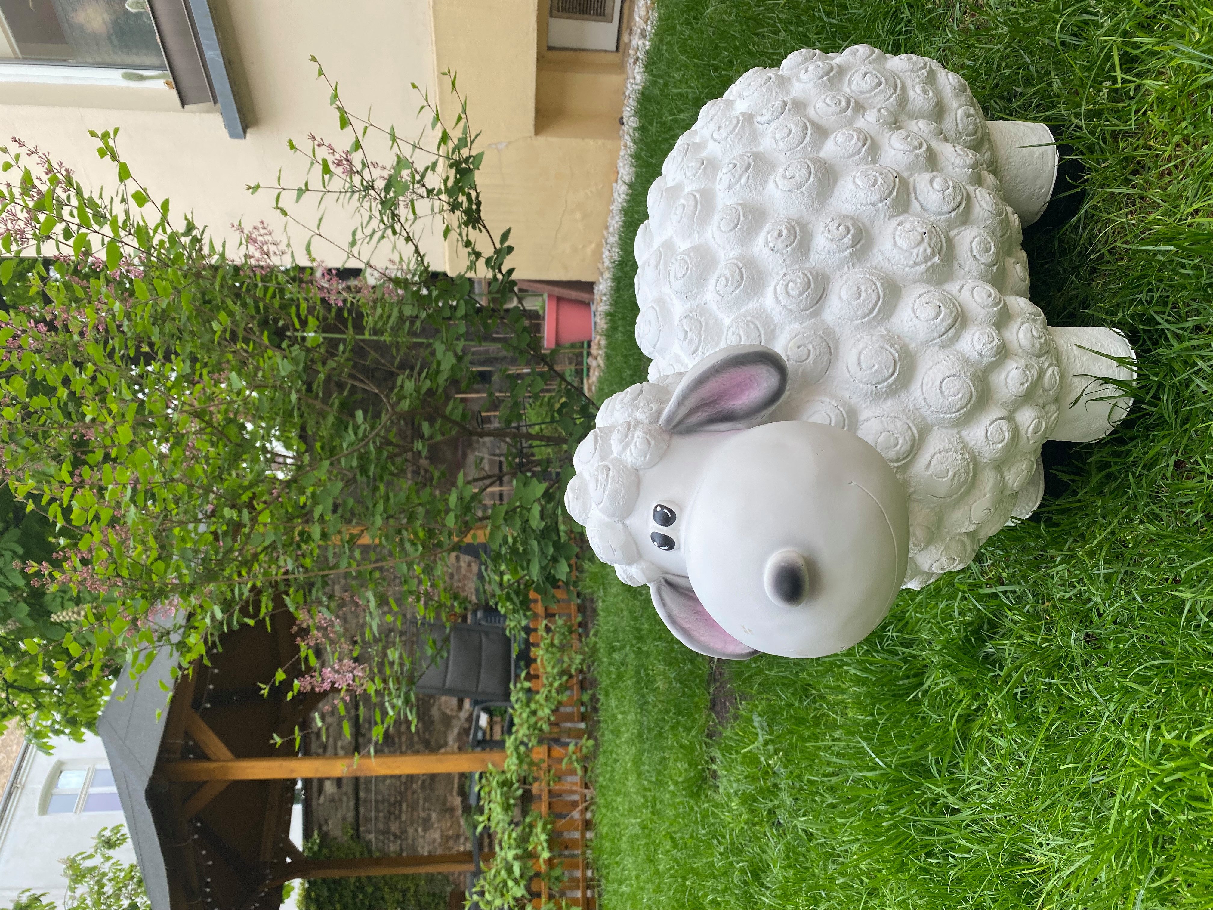 Schatzkiste1 Gartenfigur VIP Schaf Dekoschaf Witziges Schaf Wetterfest Bunte Gartenfigur