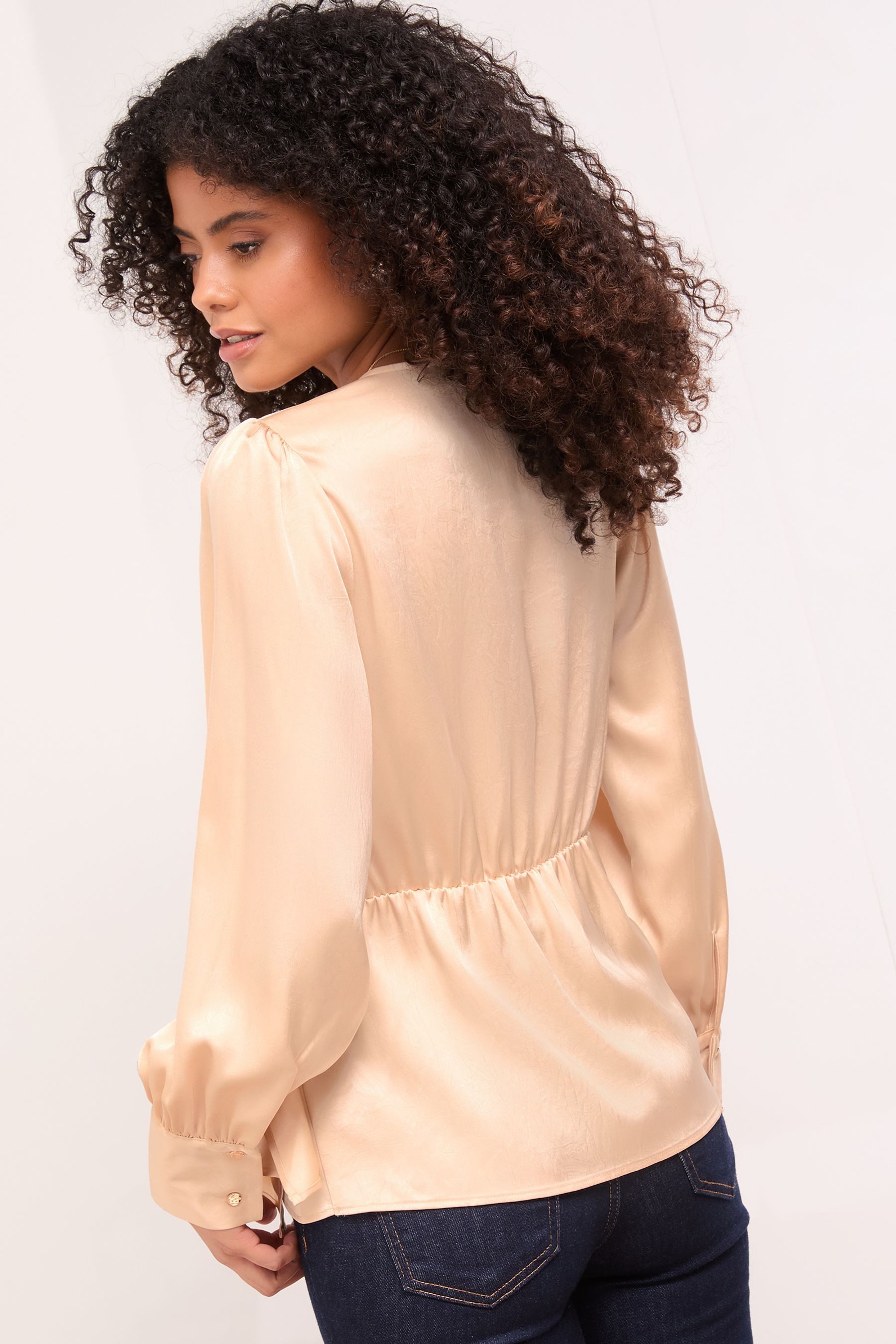 LIPSY Satinbluse Lipsy Satin-Oberteil mit Metallverzierung, Regular (1-tlg)