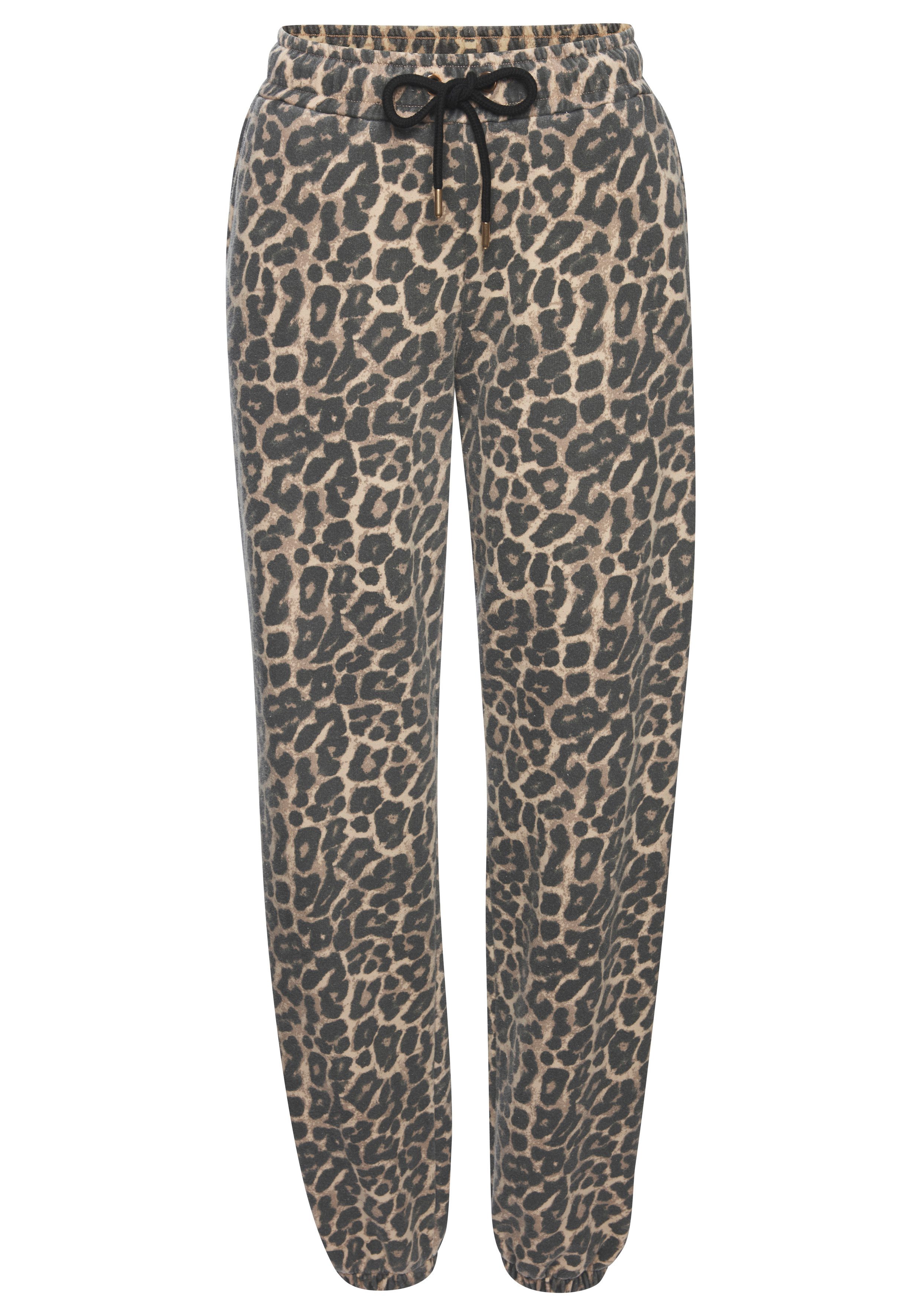Buffalo Sweathose Allover Leo Print. € 39,99