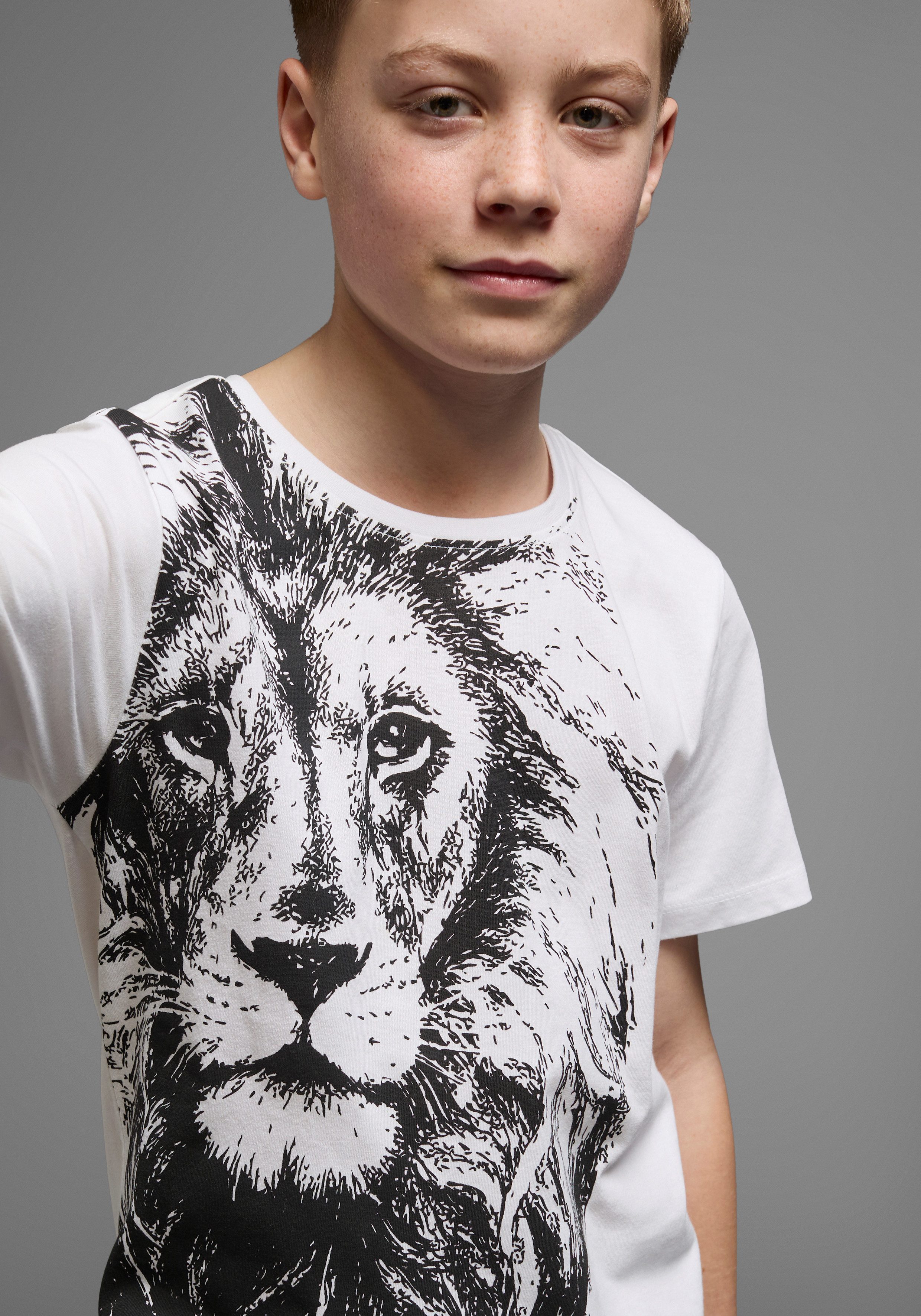 KIDSWORLD T-Shirt Mit coolem LÖWEN-Print Kurzarm, Basic-Passform, bedruckt, Rundhalsausschnitt