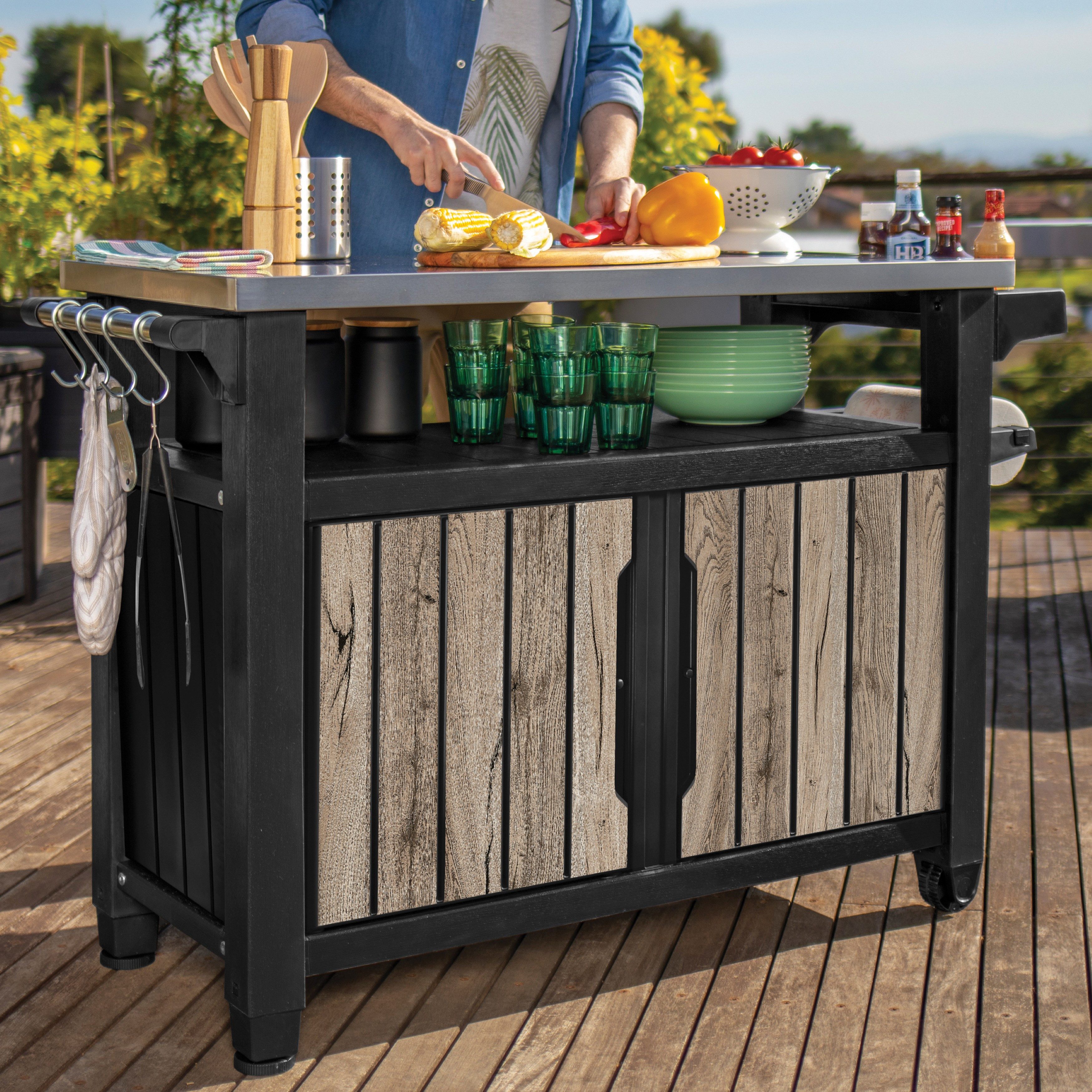 Keter Grillablagetisch UNITY XL in Holzoptik Pinie, aus Kunststoff mit Edelstahlplatte (mit Küchenrollenhalterung, Aufhängungen), abschließbar, UV- und witterun – Bild 4 von 5