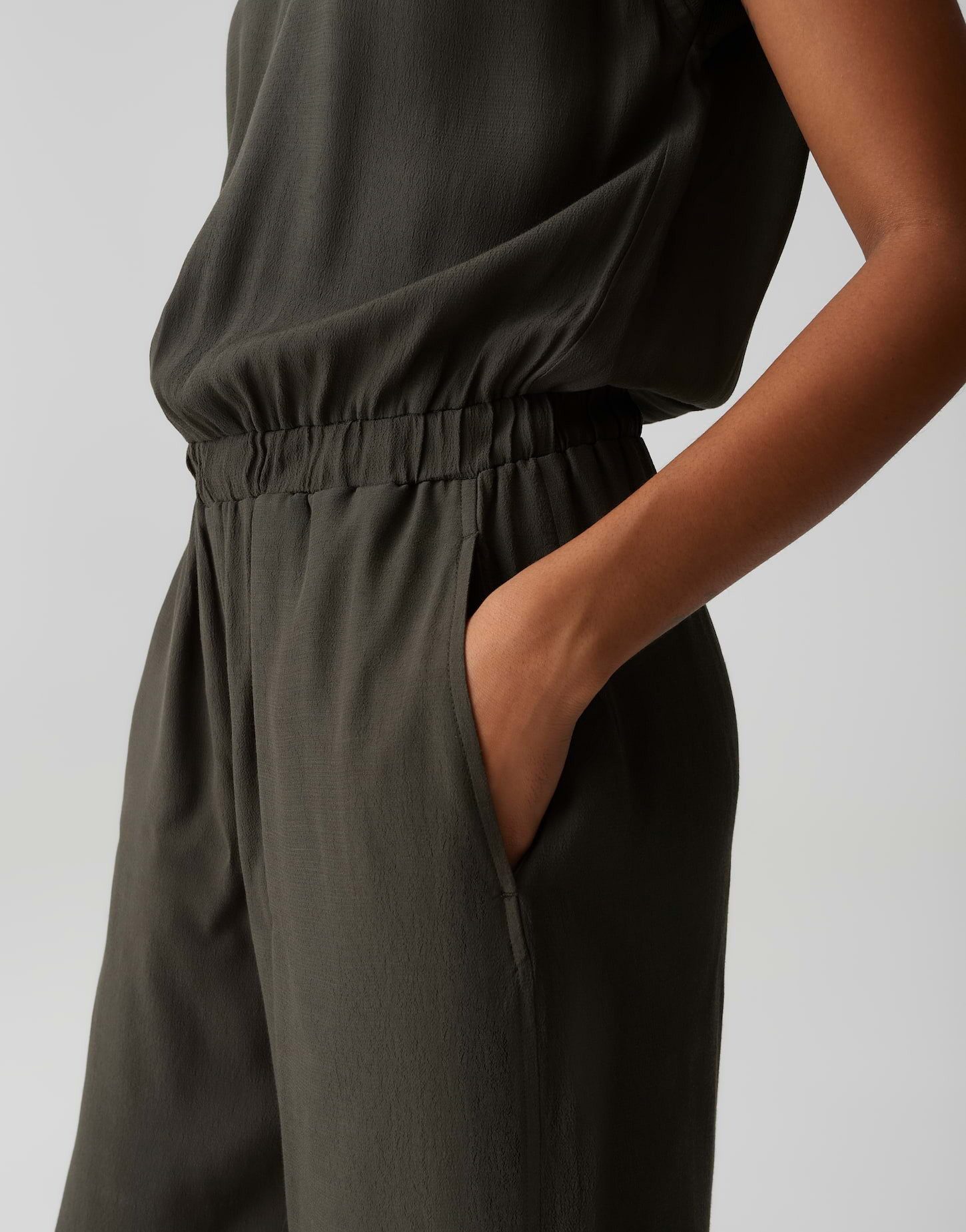 OPUS Jumpsuit MYLEA RIB mit Crêpe-Struktur Rippbündchen und Nahttaschen ergänzen den Look – Bild 4 von 5