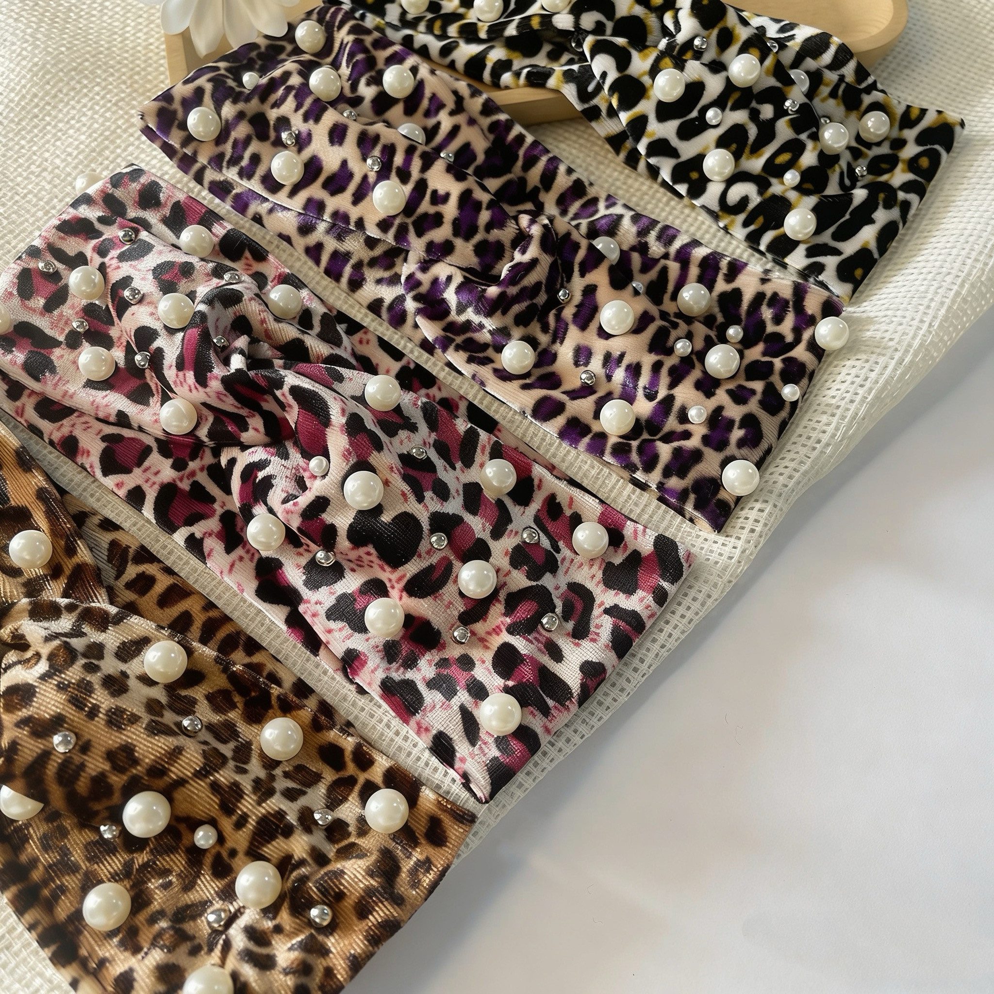 HoyoLee Handels GmbH Haargummi Elegante Haargummi Samt Leopardmuster Perle Haarband Alltag & Party