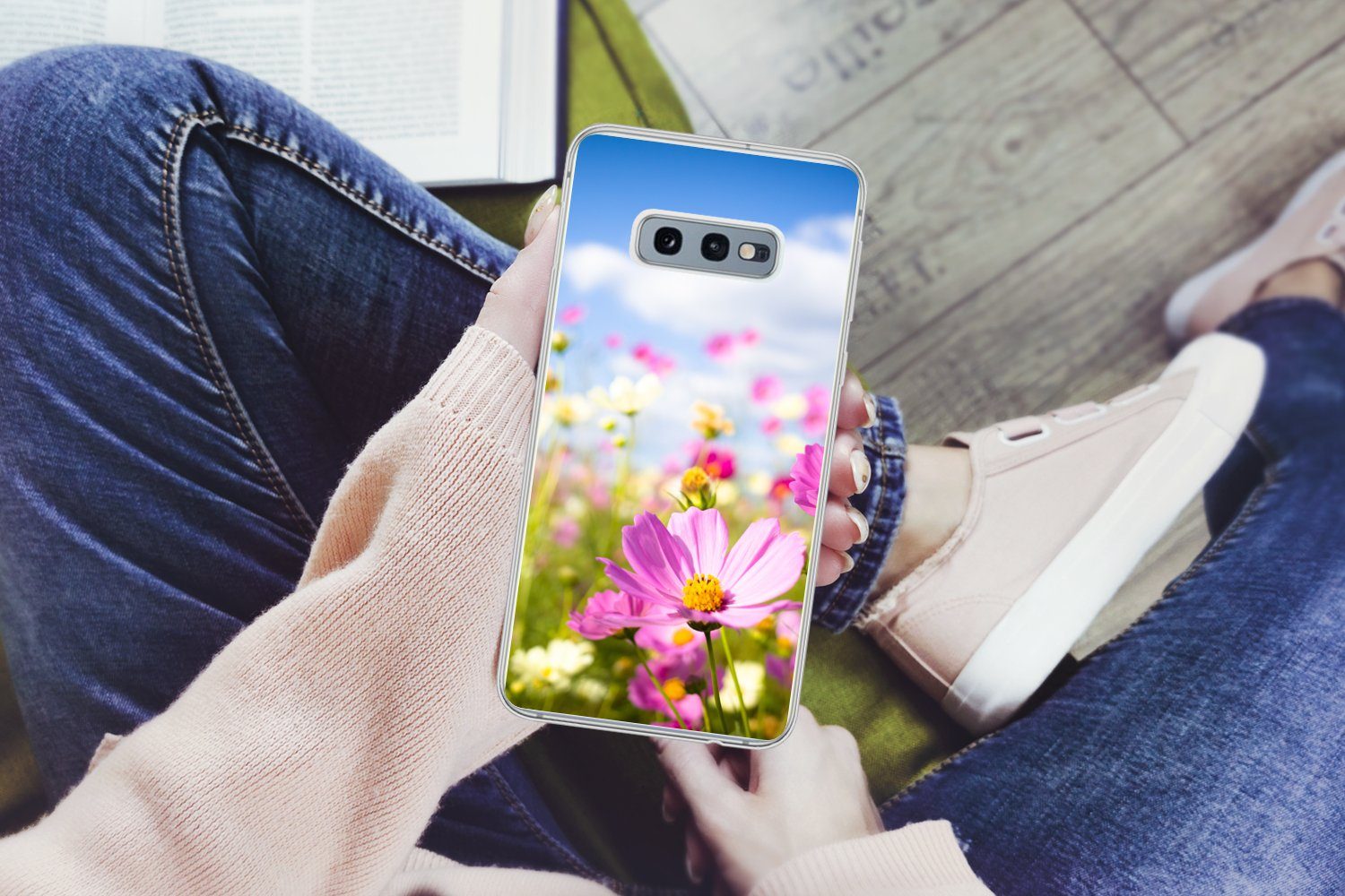 MuchoWow Handyhülle für Samsung Galaxy S10e Blumen - Wiese - Lila - Gras - Weiß - Wolken -, Phone Case, Silikon, Schutzhülle Dünn
