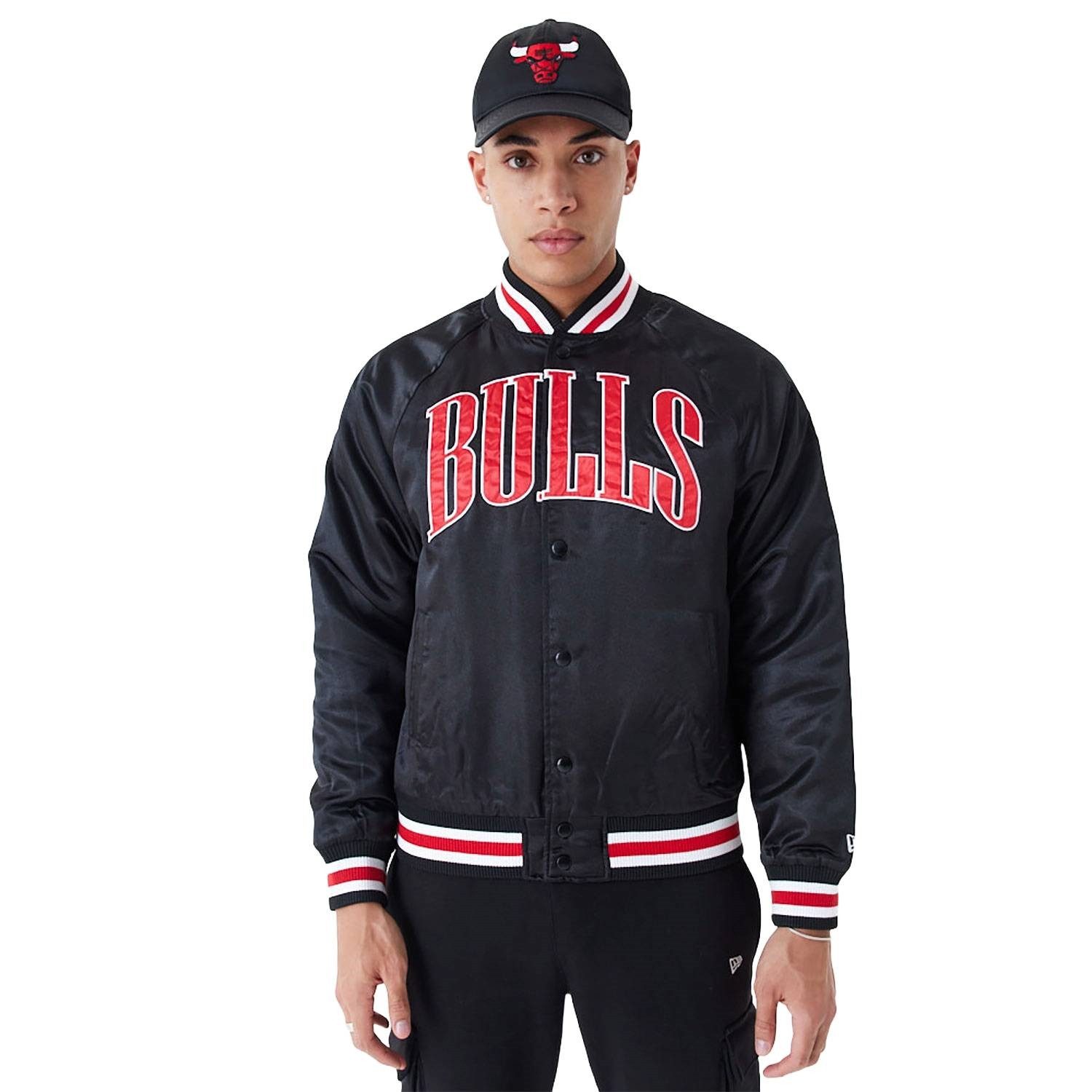 New Era Collegejacke Jacke New Era NBA Applique Satin Chicago Bulls (1-St) "Chicago Bulls" Logo-Stitch auf der Vorderseite