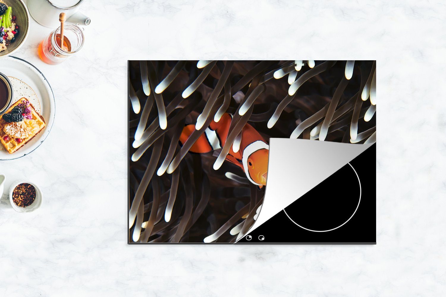 Fisch, 70x52 - cm, tlg), Meer MuchoWow Mobile - Koralle nutzbar, Vinyl, Herdblende-/Abdeckplatte Ceranfeldabdeckung Arbeitsfläche - (1 Clownfisch