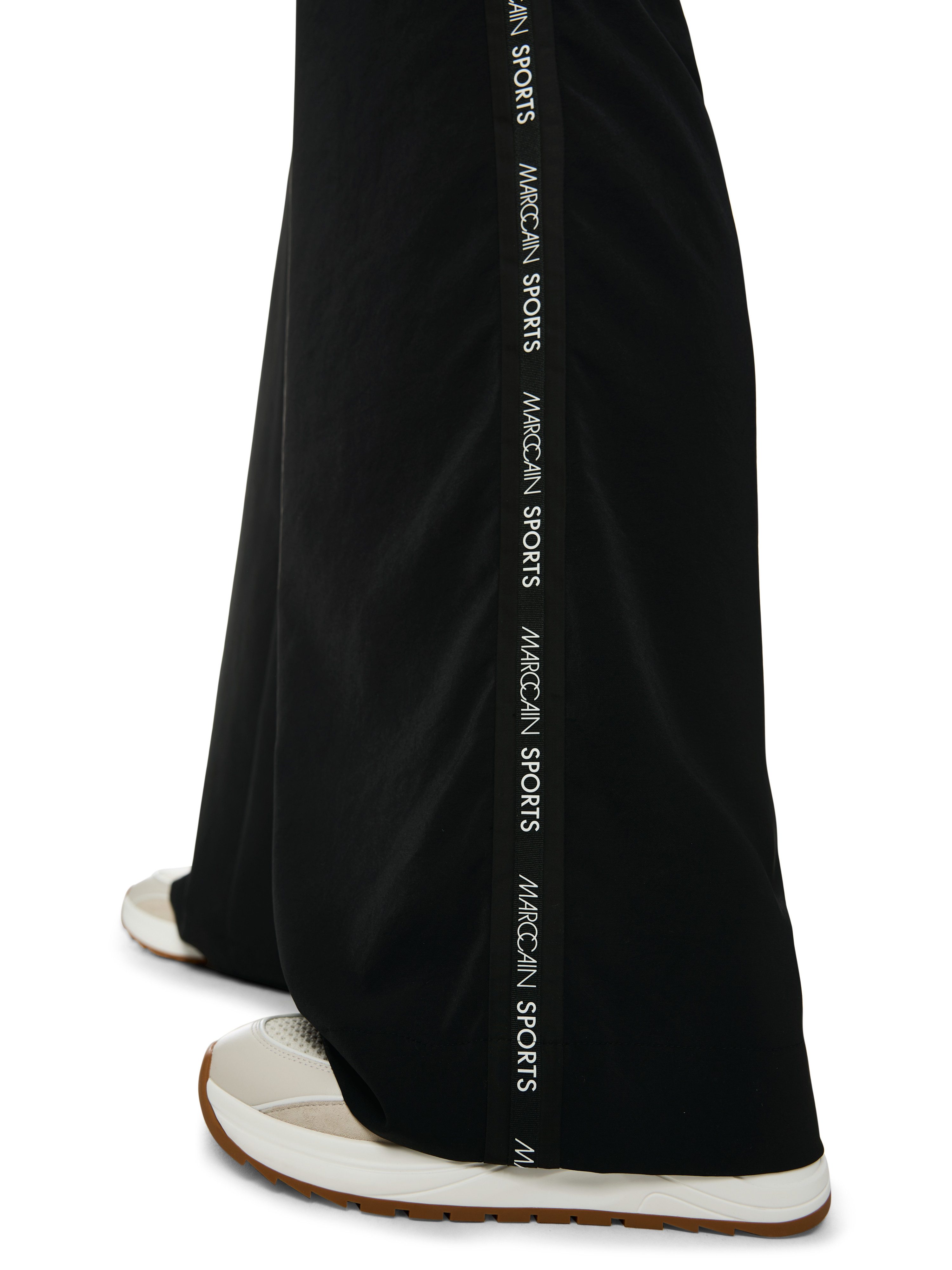 Marc Cain Schlupfhose Golden Hour Premium Damenmode Model: WELKOM mit Logostreifen