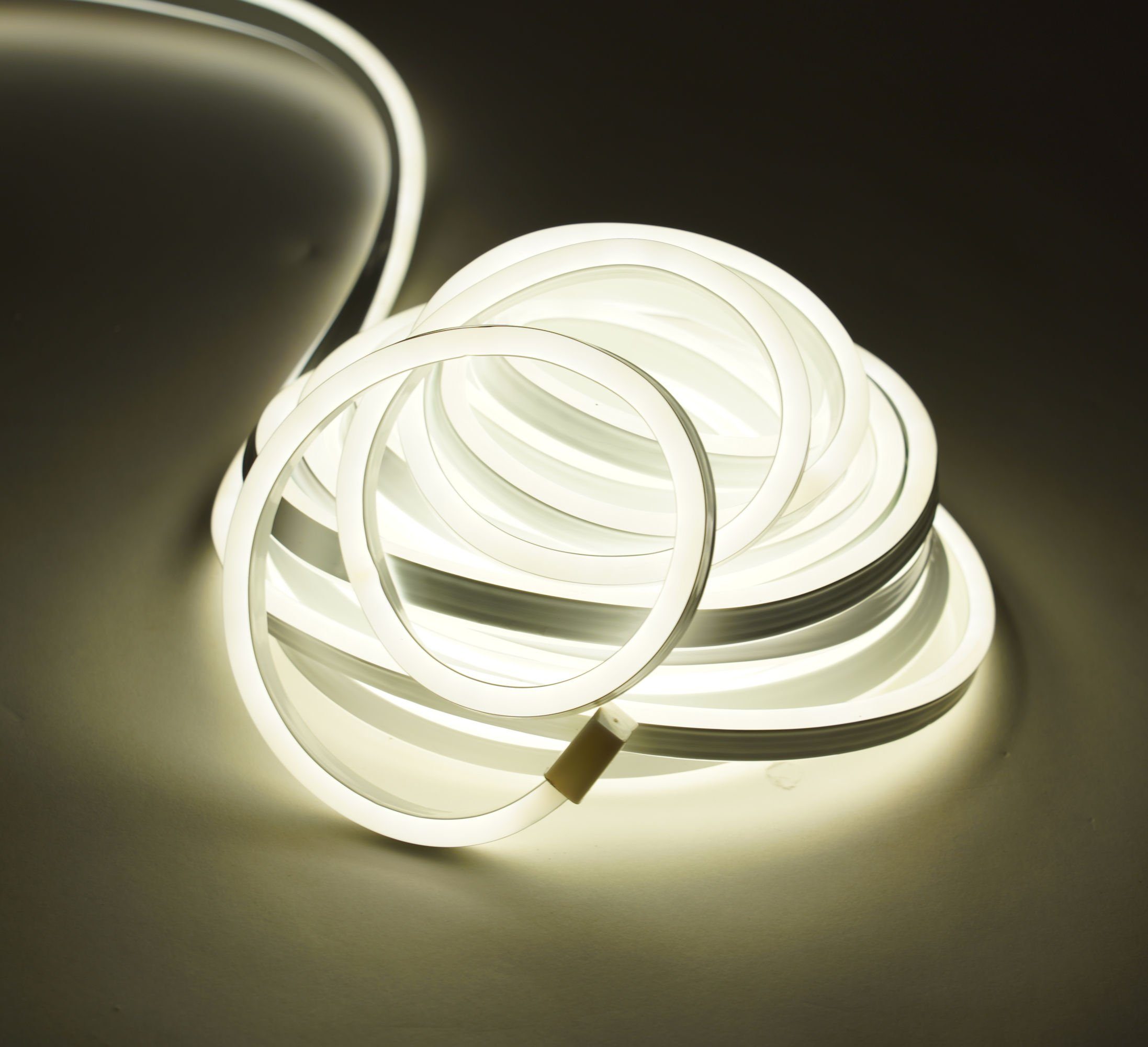Spetebo LED-Lichterschlauch LED Lichtschlauch warmweiß - 10 m / 900 LED, beleuchteter Lichterschlauch für Drinnen und Draußen