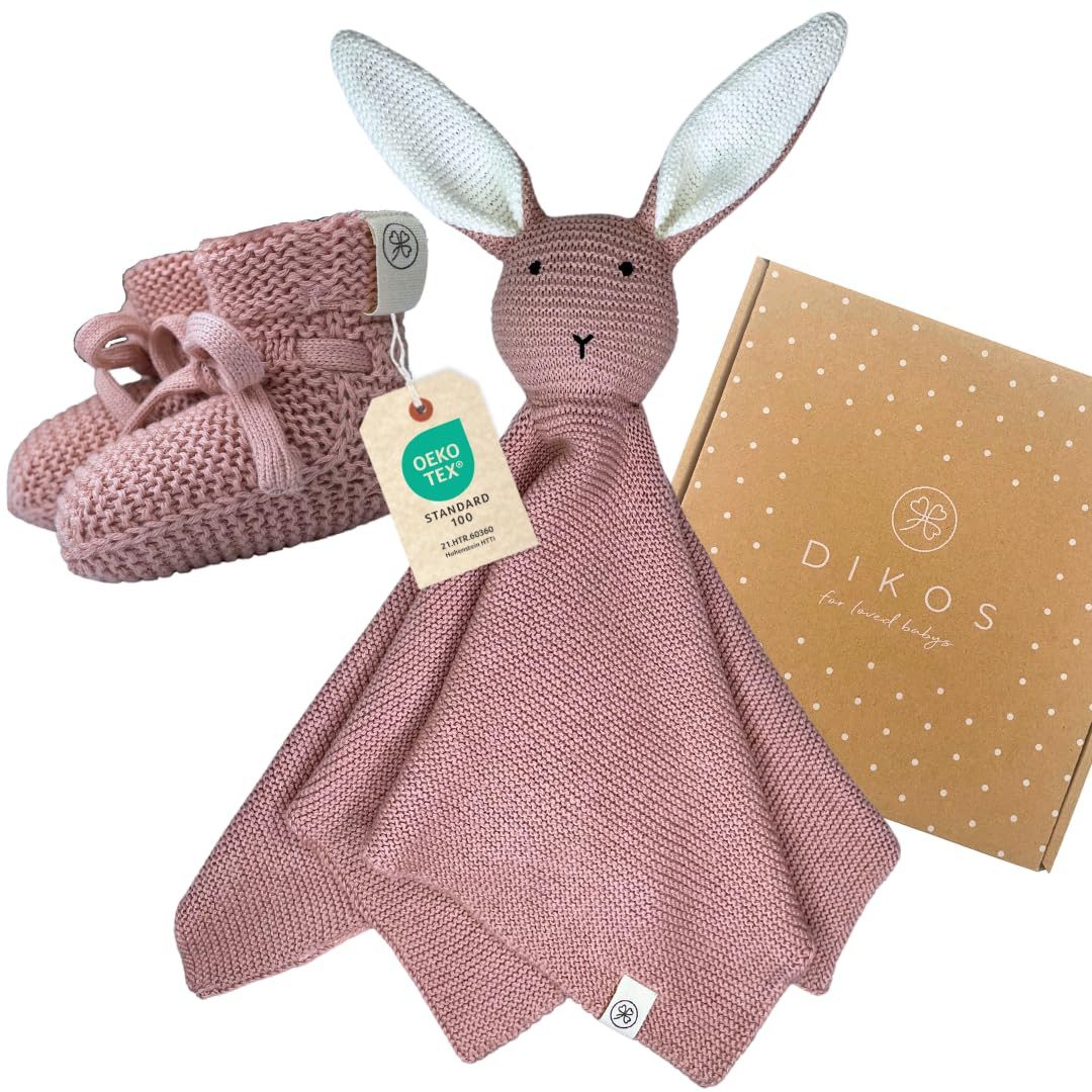DIKOS Kuscheltuch SCHMUSE-Hase mit Söckchen 100% Bio-Baumwolle PREMIUM Geschenkset, (Strick-Set, Schnuffeltuch mit süßem Hasen - perfekt als erster Kuschelfreund), Geschenk zur Geburt, Babygeschenk, Erstausstattung Neugeborene