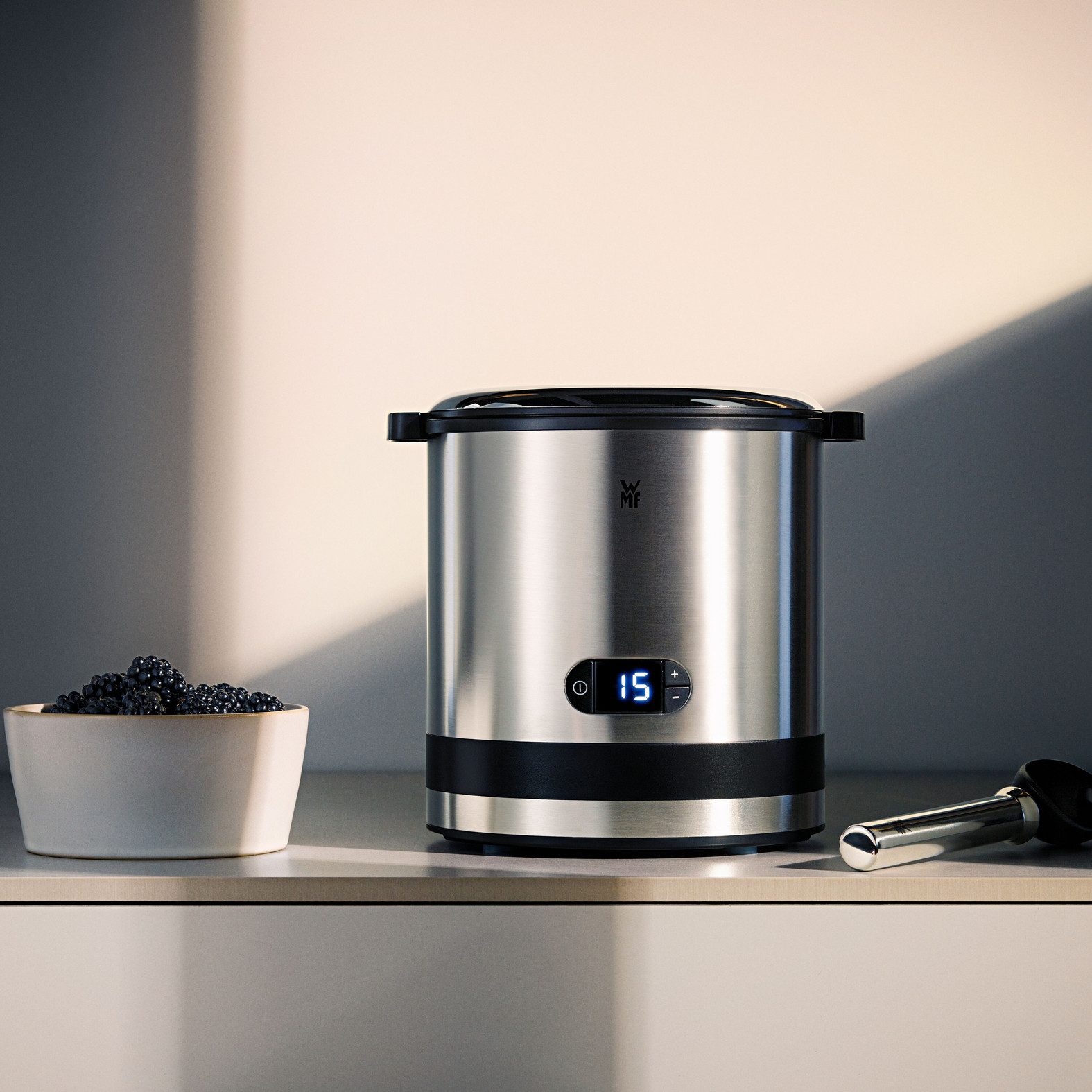 WMF Eismaschine KÜCHENminis® 3-in-1 Eiscreme/Frozen Yogurt/Sorbet, Eiswürfelbehälter, 0,3 l, 12 W, mit Timer für flexible Zubereitung, spülmaschinengeeignete Te – Bild 5 von 5