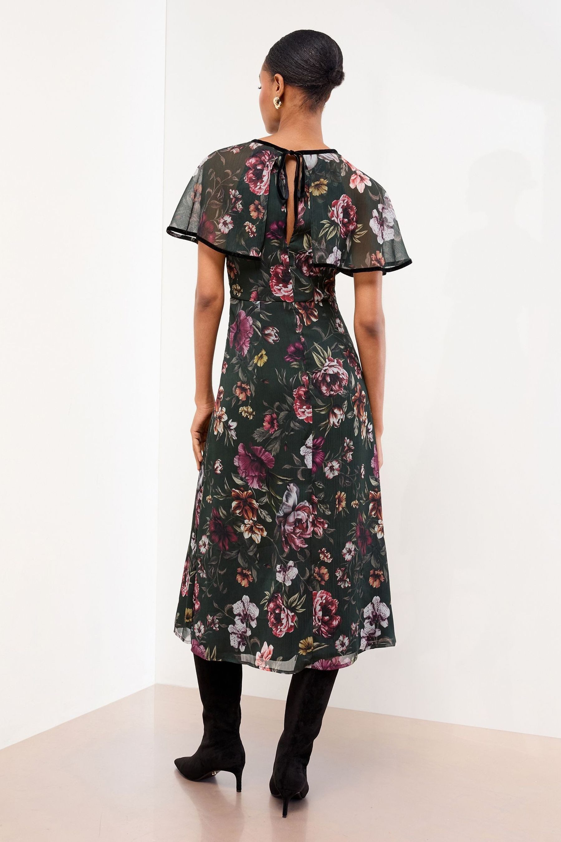 LIPSY Midikleid Lipsy Samt-Midikleid mit Flügelärmeln, Regular (1-tlg) günstig online kaufen