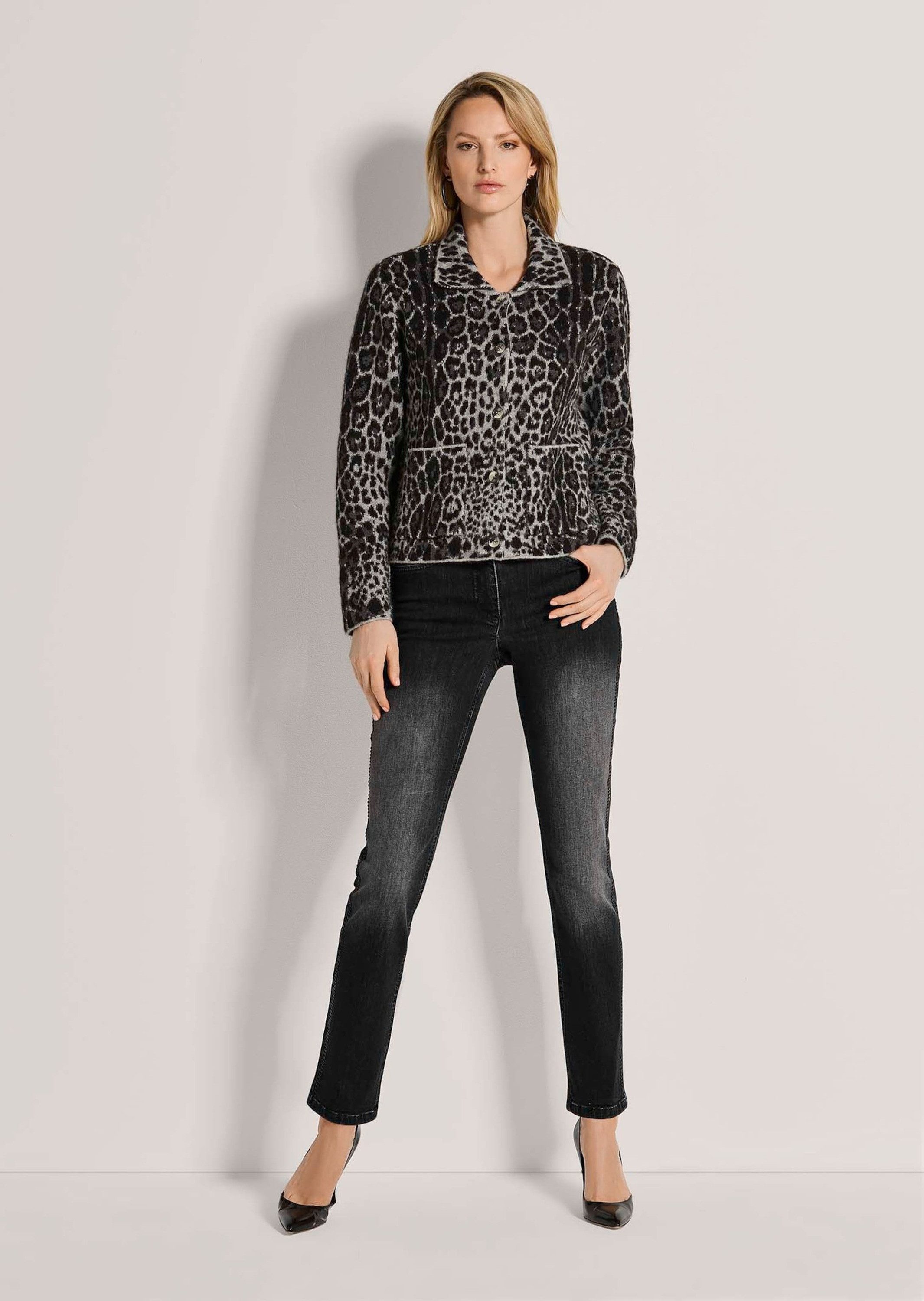 MADELEINE Strickjacke Trendige Strickjacke mit Leo-Jacquard Polokragen, durchgehende Knopfleiste & aufgesetzte Pattentaschen