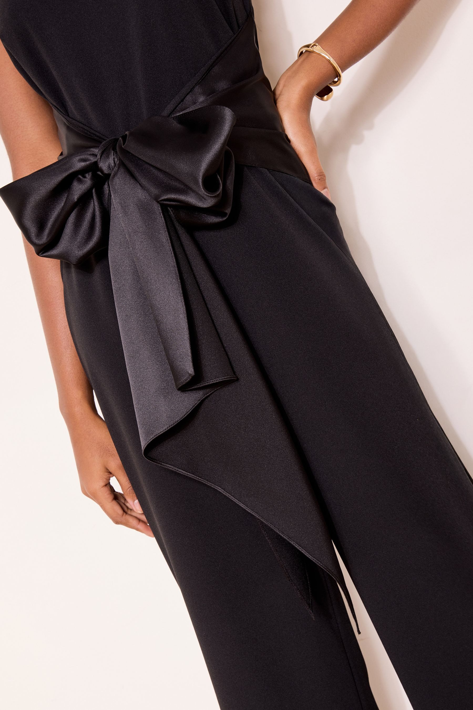 LIPSY Jumpsuit Lipsy Satin-Jumpsuit mit Neckholder, Kurzgröße (1-tlg)