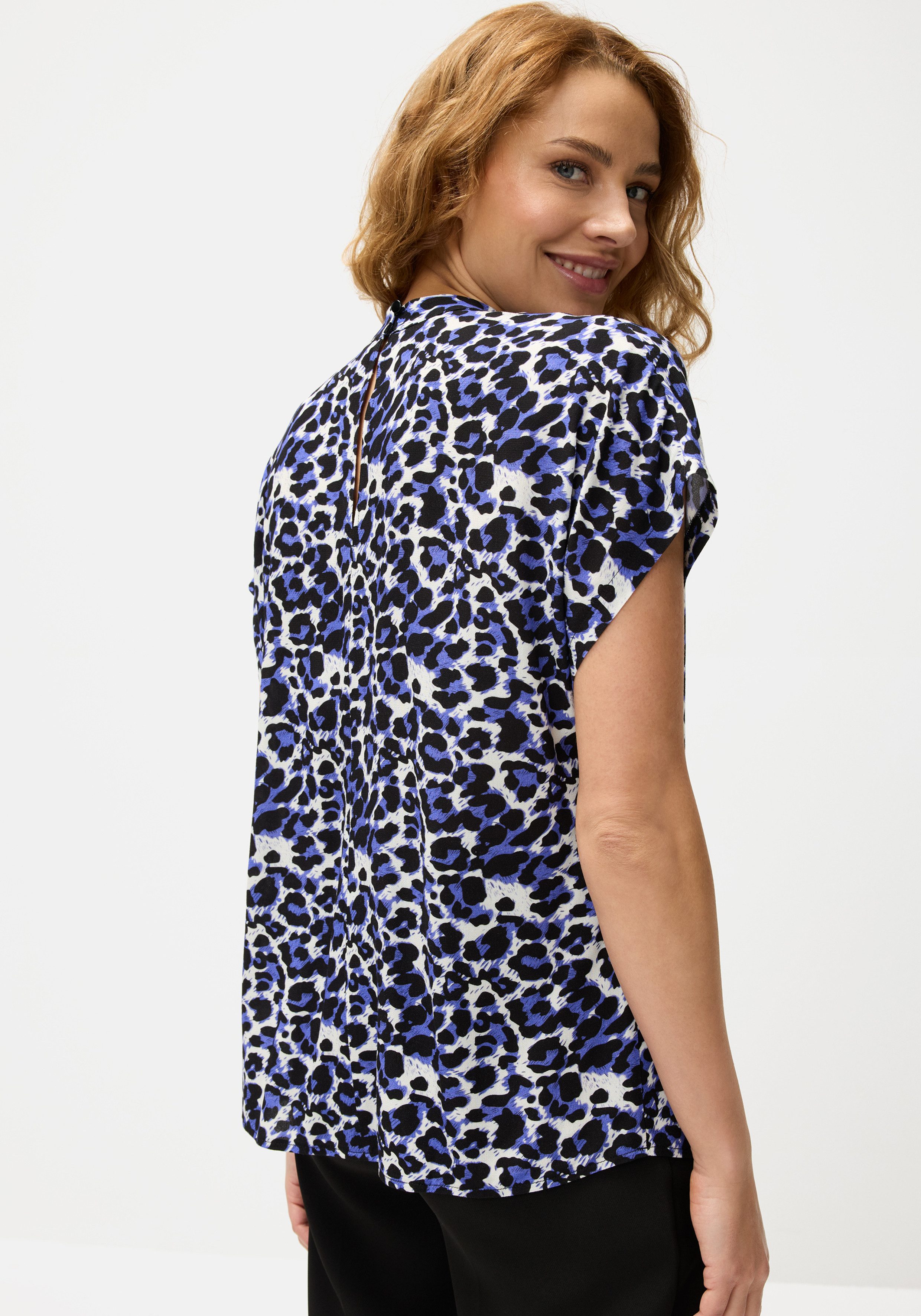 LASCANA Kurzarmbluse mit Alloverdruck, Damenbluse, sportlich elegant – Bild 3 von 5
