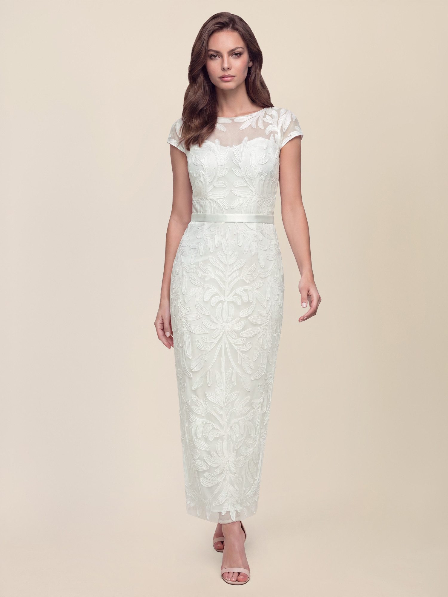 Apart Abendkleid mit Stickerei und Satinband