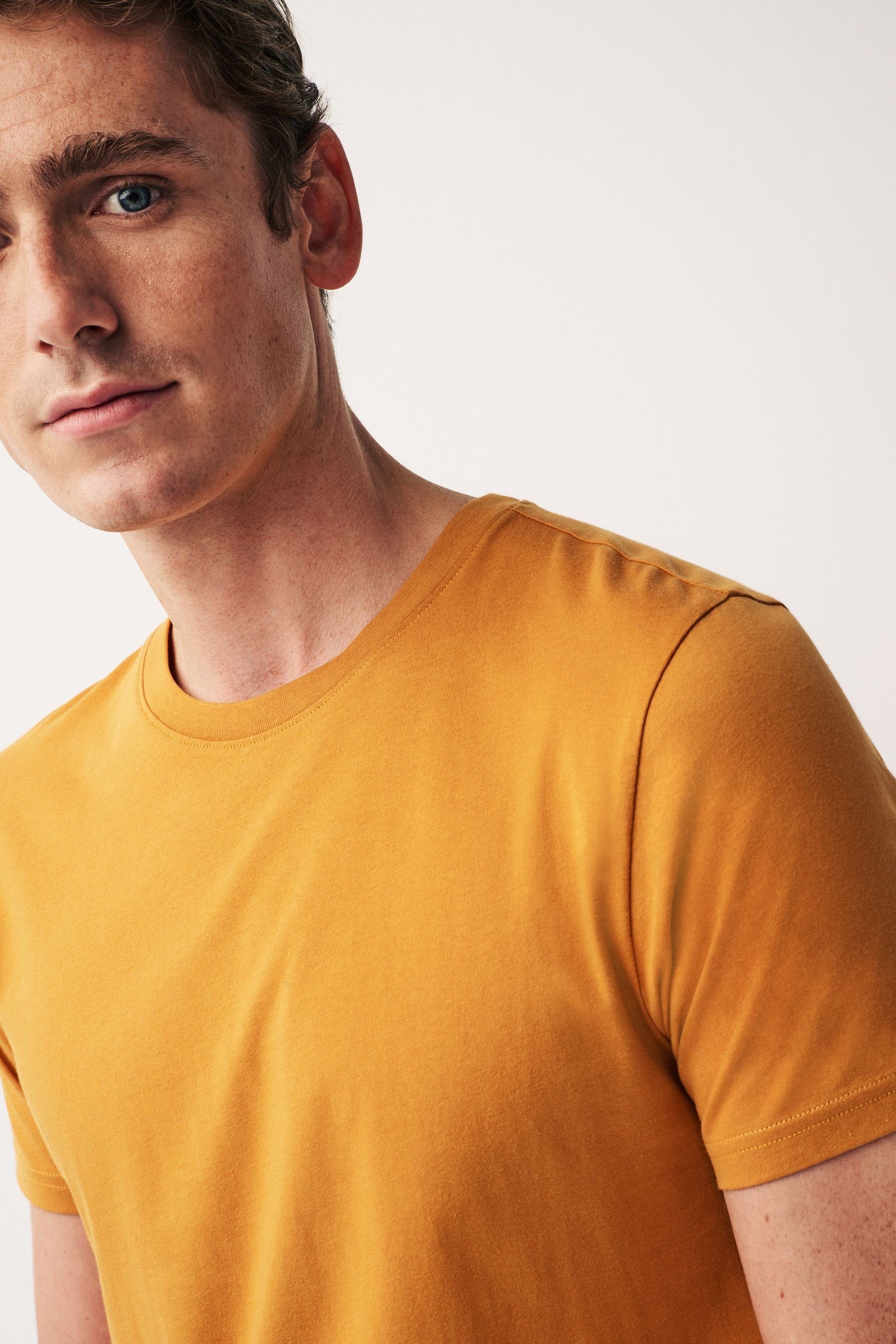 Essential Yellow Next mit Rundhalsausschnitt T-Shirt Amber (1-tlg) T-Shirt