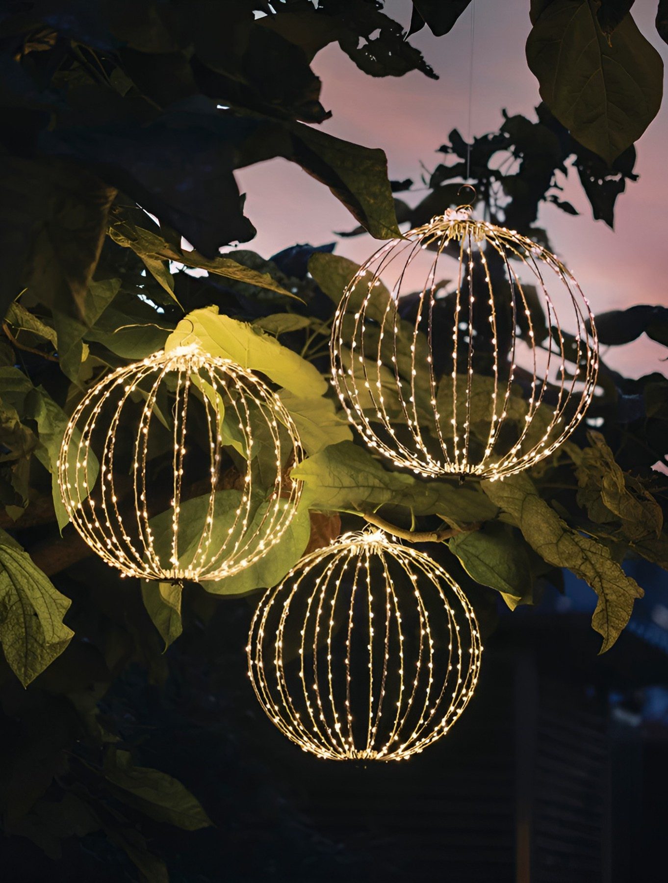 Dekoleidenschaft LED Kugelleuchte "Shine" Kugel aus Metall silber mit ca. 384 LED, Leuchtkugel mit Timer, LED fest integriert, Dekokugel Ø 40cm, Leuchtdeko, Balkon- und Gartendeko für Draußen