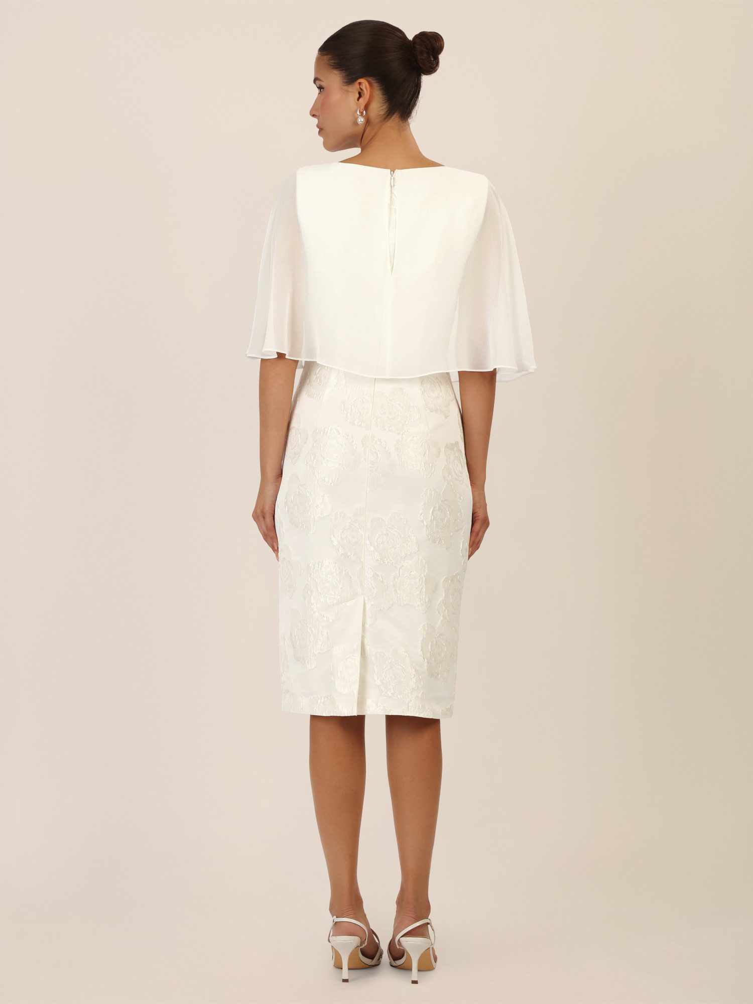 Apart Abendkleid mit floraler Struktur und Chiffoncape