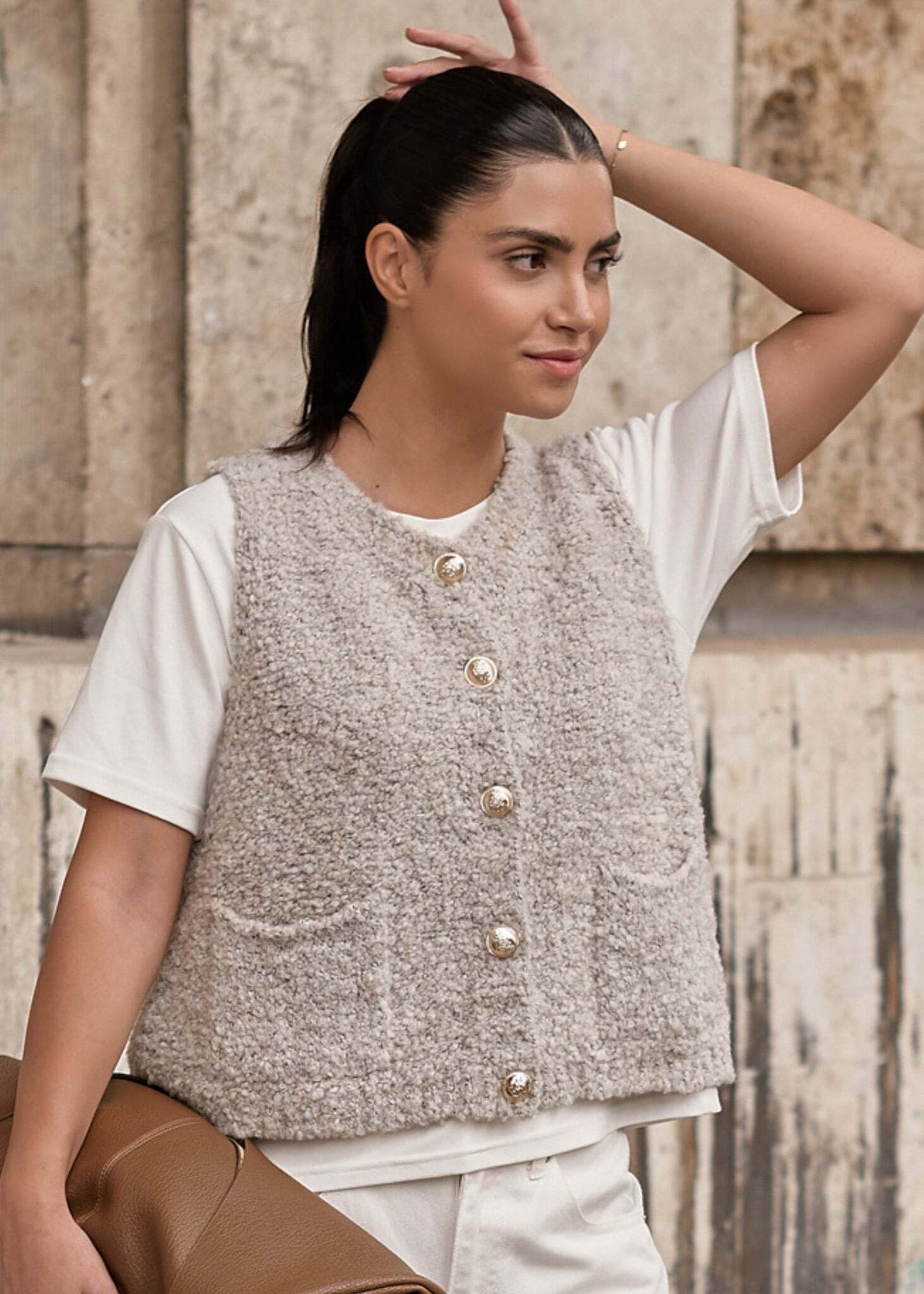 SASSYCLASSY Kurzweste Bouclé-Weste mit aufgesetzten Taschen für Damen Weiche Weste mit goldfarbenen Knöpfen Hellgrau – Bild 5 von 5