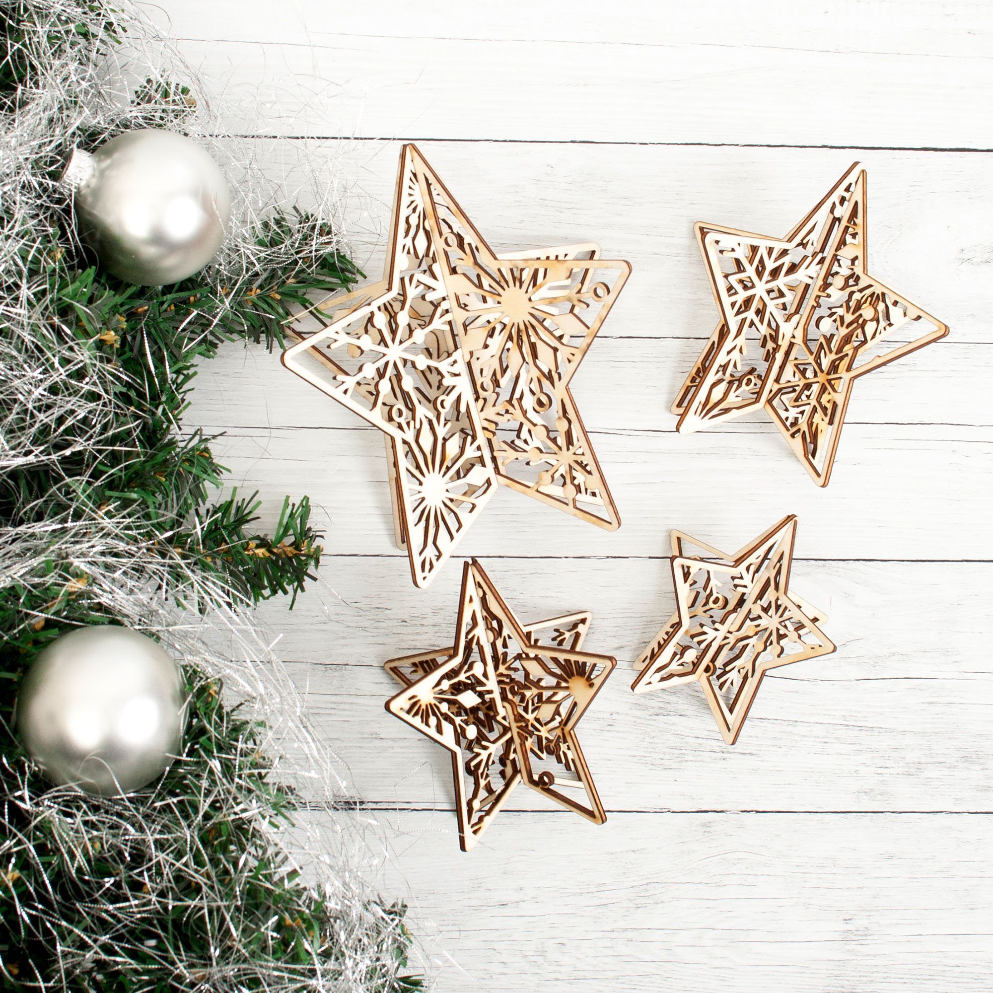 Kreative Feder Weihnachtsfigur „Sterne“ in Weihnachtsdeko-Set St., 4 mit 4-teilig Holz 4tlg), aus (Set, freistehenden vier Holz-Sternen Größen