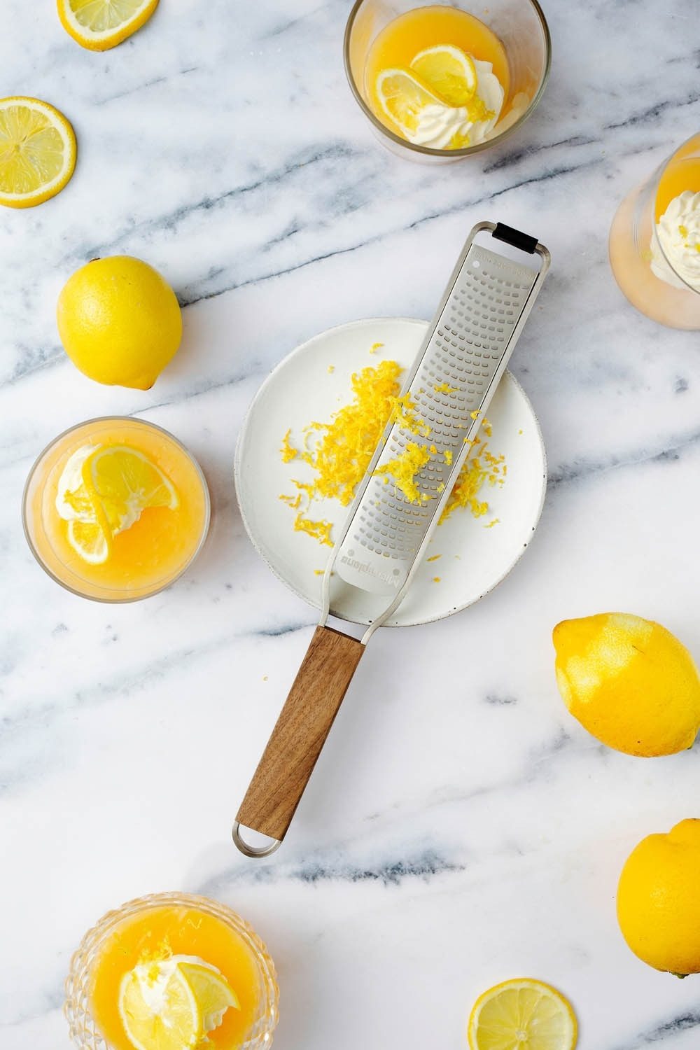 Microplane Küchenreibe Zesterreibe MASTER, L 31 cm, Braun, Walnussholz, Edelstahl, Gummi, Walnussholz, mit feiner Reibe und Gummifuß