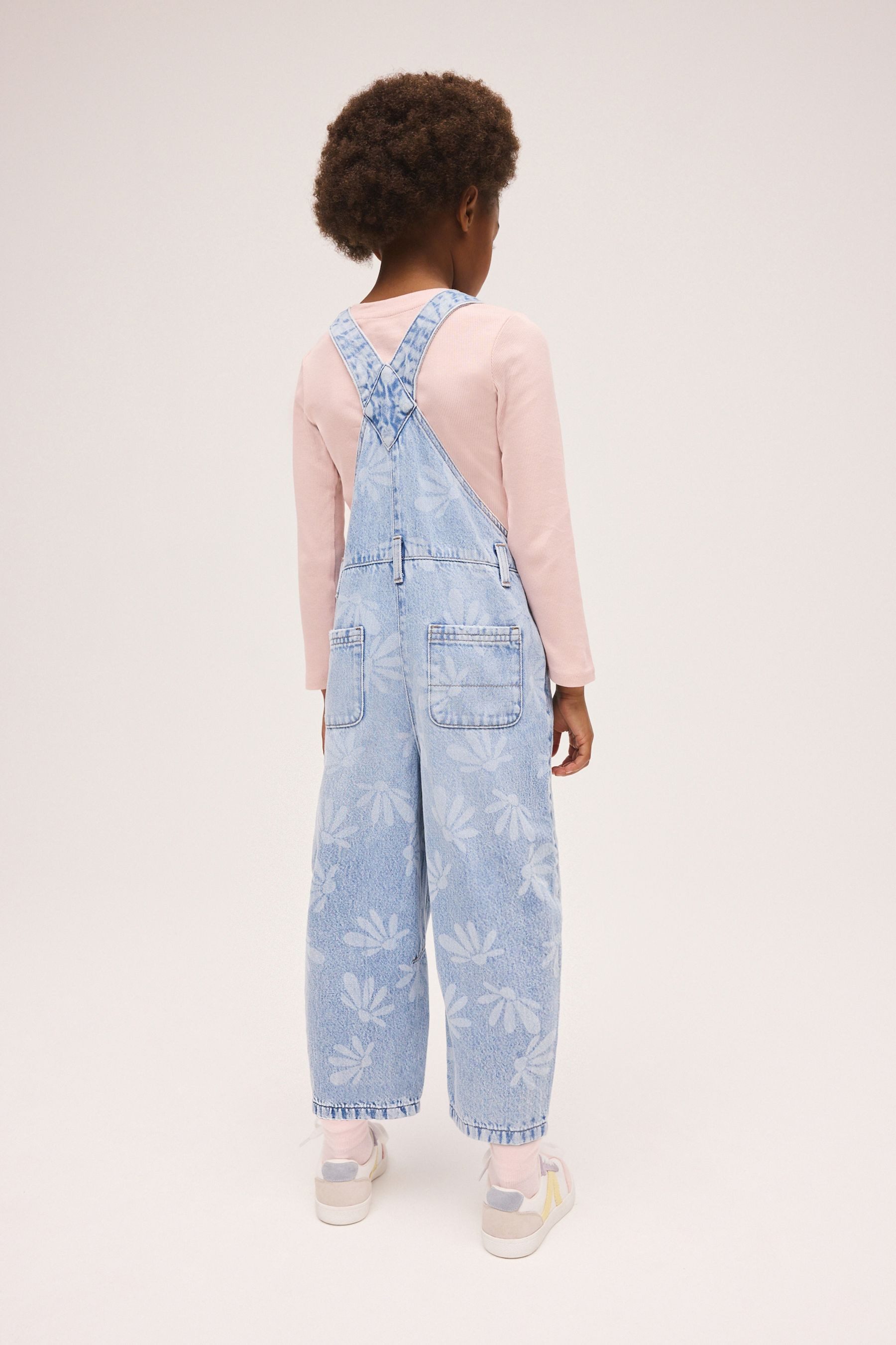 Next Latzhose Latzhose mit Gänseblümchen-Print (1-tlg)
