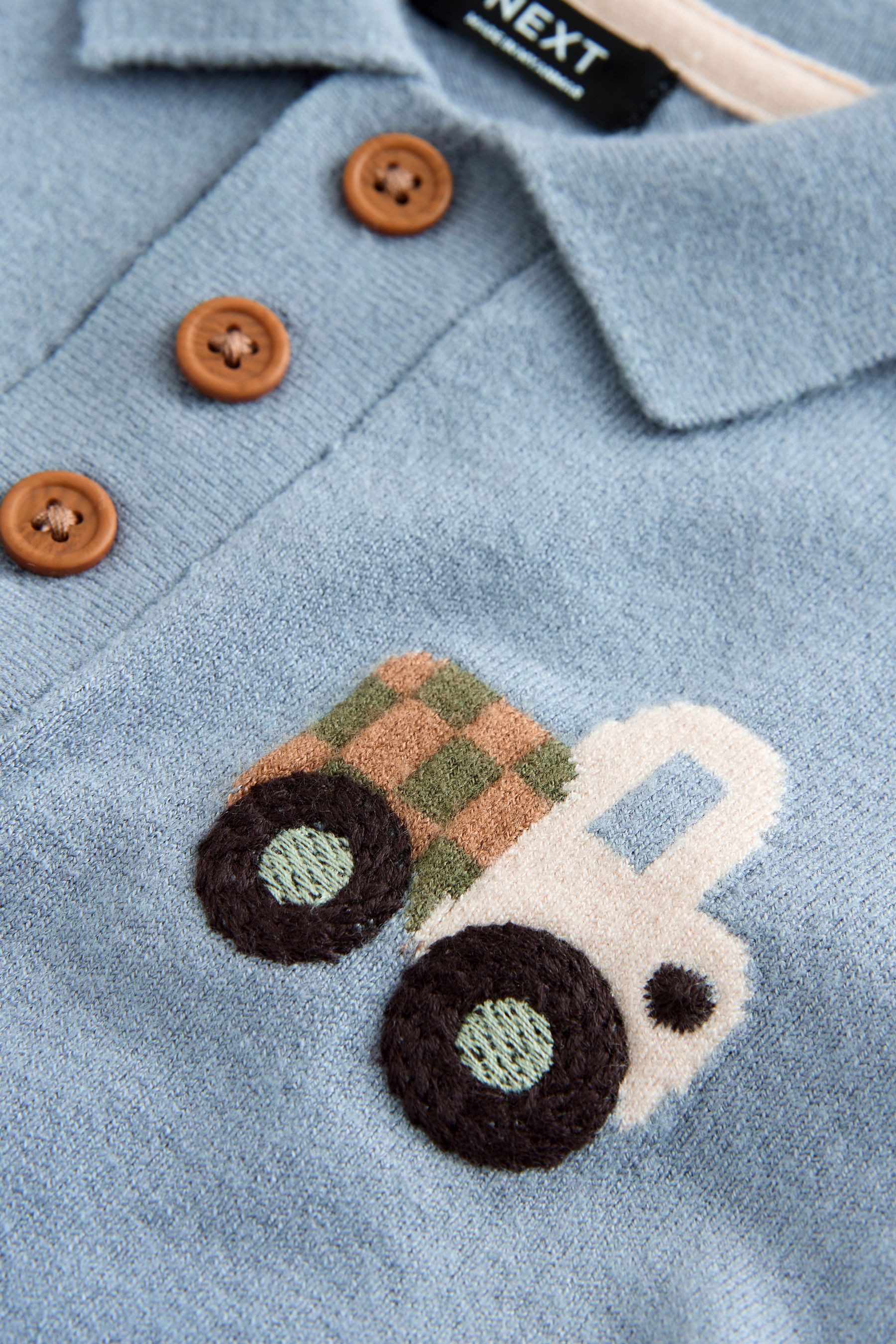 Next Polokragenpullover Strick-Poloshirt mit geknöpftem Kragen und Motiv (1-tlg)