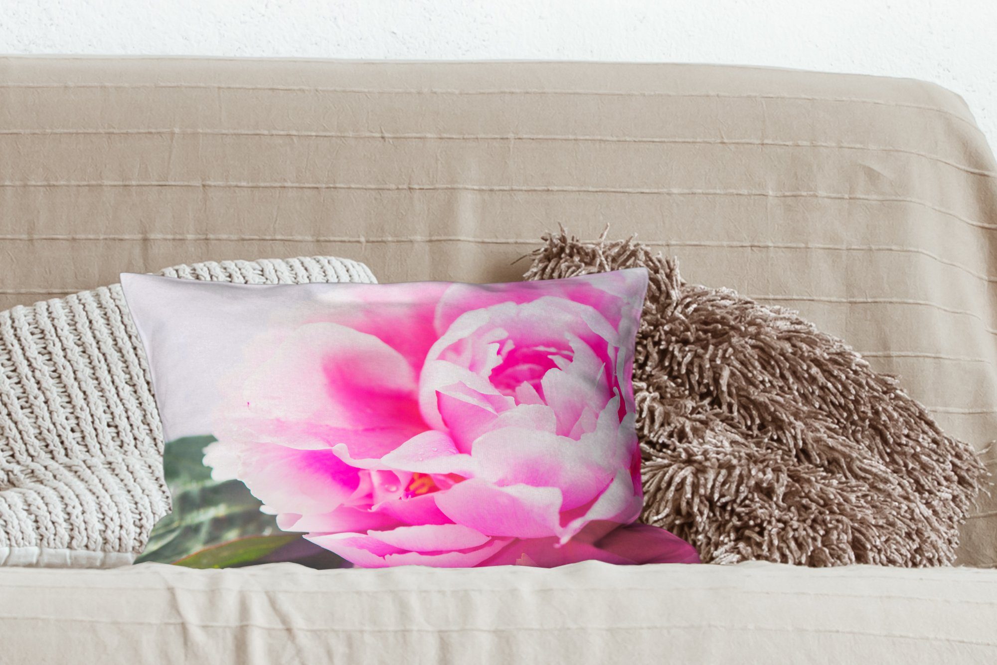 Dekokissen Schlafzimmer mit rosa Zierkissen, Wohzimmer MuchoWow Dekokissen Füllung, Dekoration, Blättern, einer mit Pfingstrose Nahaufnahme