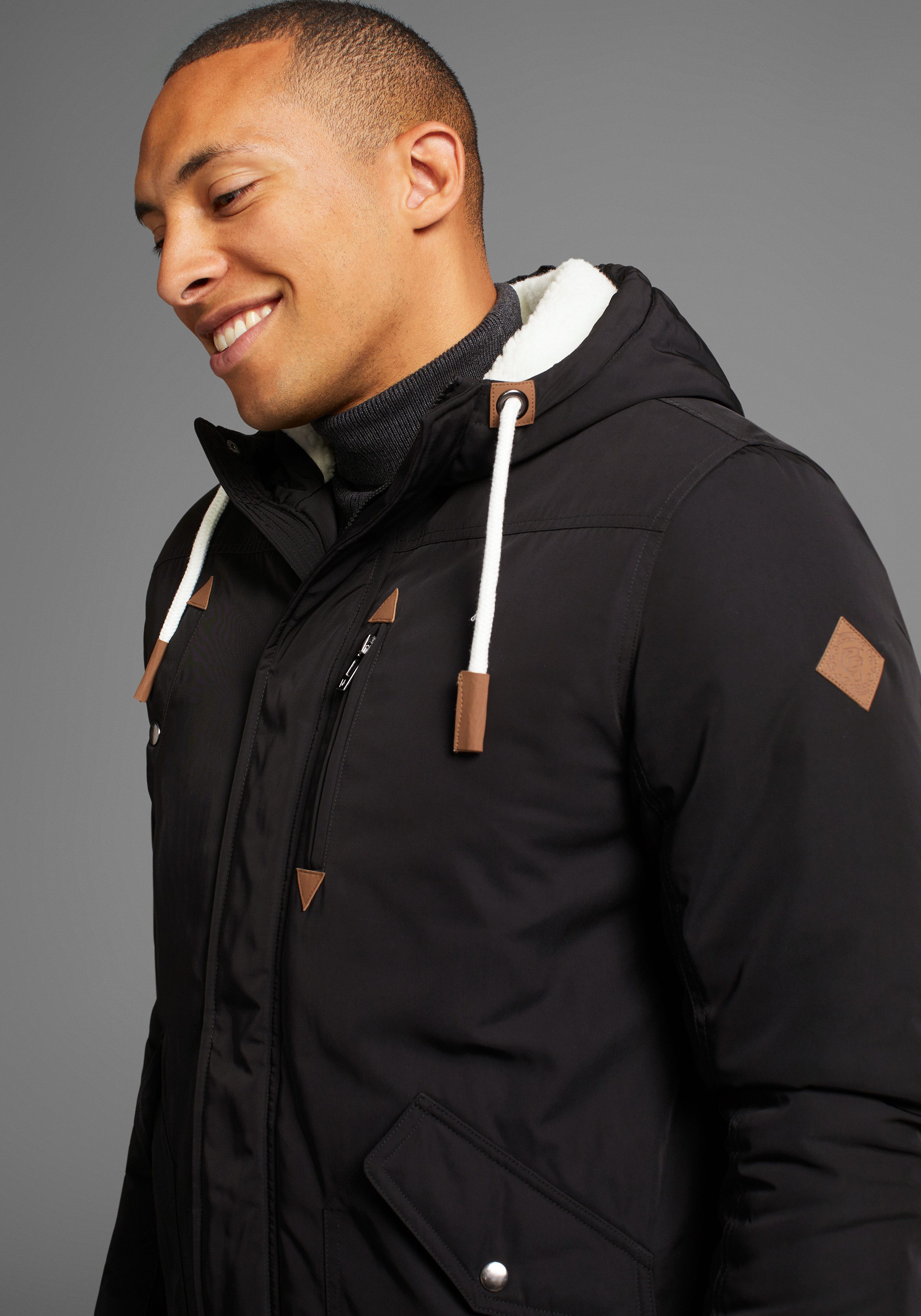 Bruno Banani Winterjacke modischer Stil, taillierte Passform, mit Kapuze, mit Kordelzügen