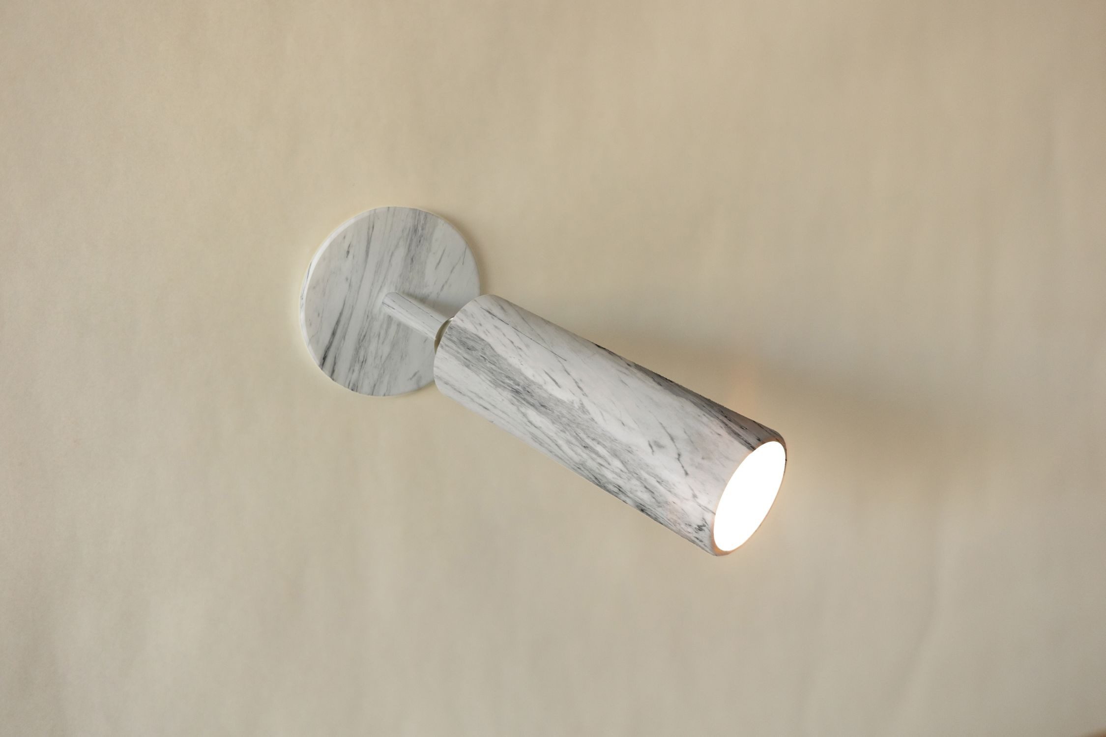 Licht-Erlebnisse Wandstrahler RHEYDT, LED fest integriert, Warmweiß, LED Dimmer Touch Funktion verstellbar Marmor 3000 K warmweiß 300 lm