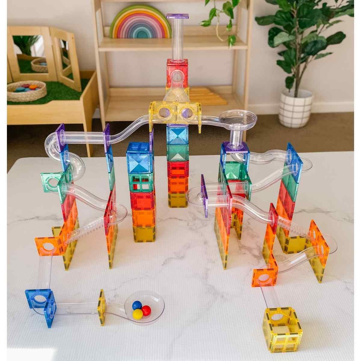 Connetix Kugelbahn Rainbow Ball Run verstärkte Magnete pädagogisches Lernspiel Magnetspielbausteine, (Open Play, 92 Teile), ab 3 Jahren