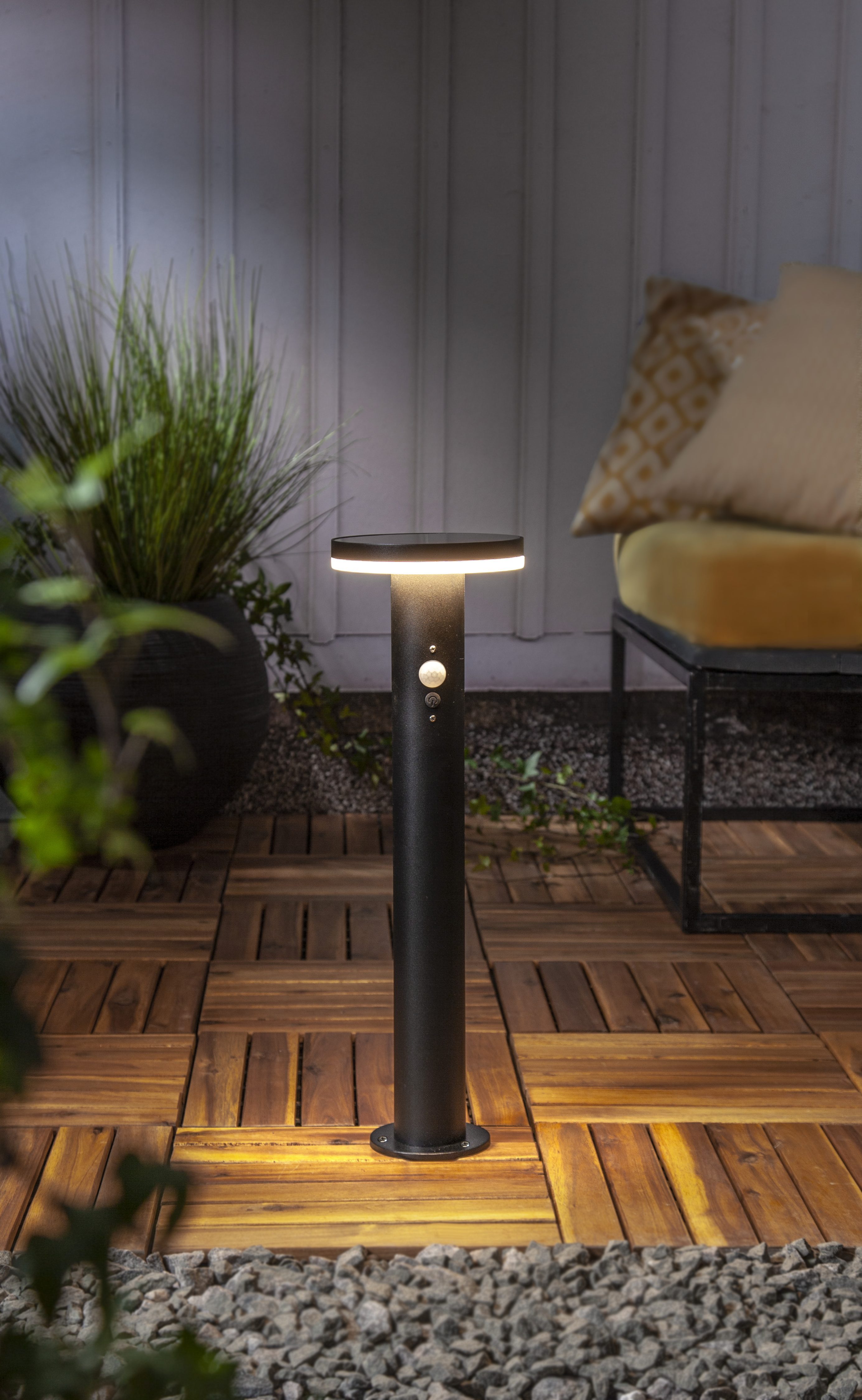 STAR TRADING LED Solarleuchte Solar-Wegleuchte Valletta, Bewegungsmelder, LED fest integriert, Warmweiß, 3 Lichtmodi, PIR-aktivierte 800 lm, stetig mit 60 lm, Dämmerungssensor