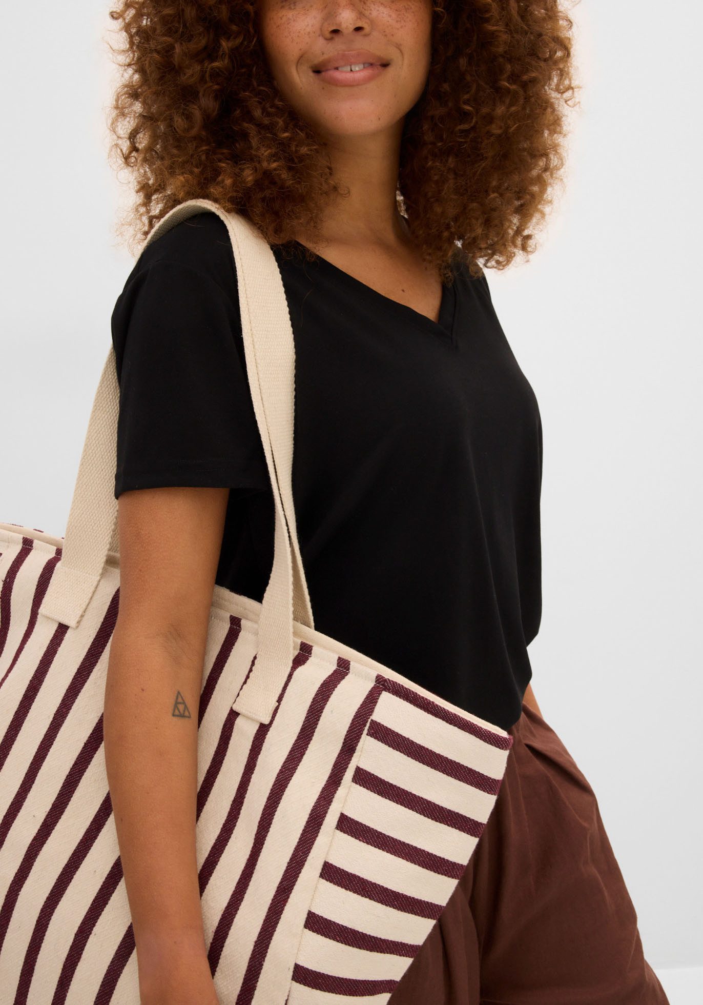 bonprix T-Shirt lockere Passform, Kurzarm-Design, V-Ausschnitt