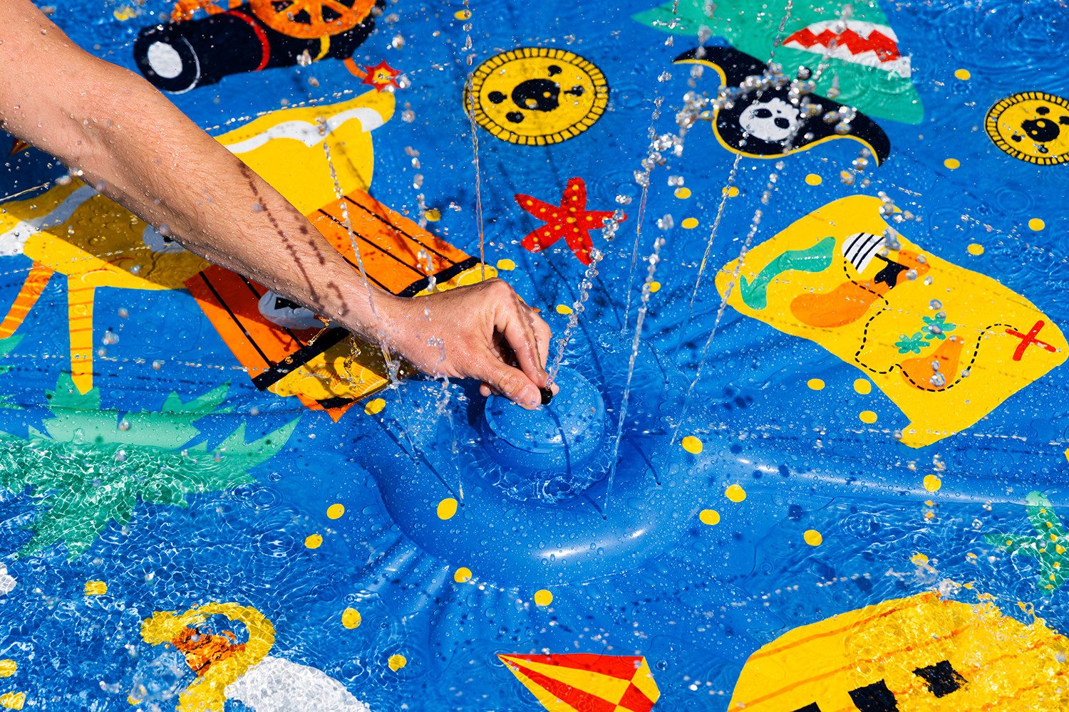 Bestway Planschbecken Pirat, (Packung, 170 x 140 cm), Inkl. Wassersprinkler mit Gartenschlauchanschluss