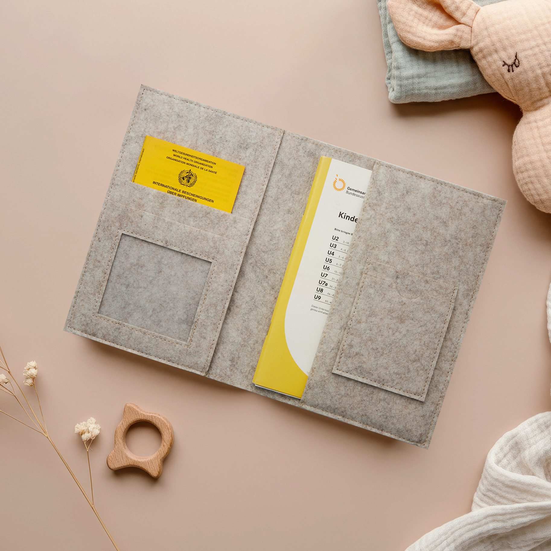 NuNi Mutterpass-Hülle Uheft-Hülle, Untersuchungsheft, Impfpasshülle, Perlen, Babyfußanhänger