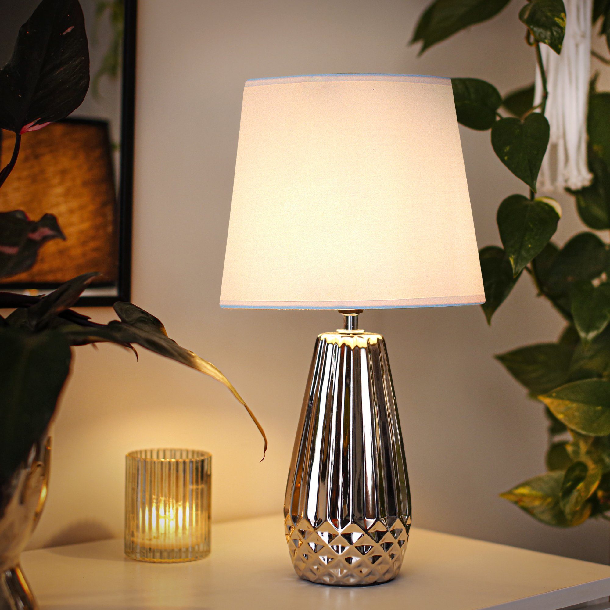Konsimo Tischleuchte ERANA Tischlampe Nachttischlampe glänzend Keramik, Leuchmittel wechselbar, 1,5 m, E14 silber/weiß