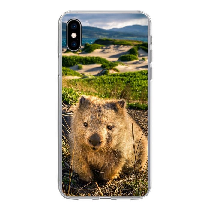 MuchoWow Handyhülle Ein Wombat in einer grünen Umgebung Handyhülle Apple iPhone Xs Max Smartphone-Bumper Print Handy