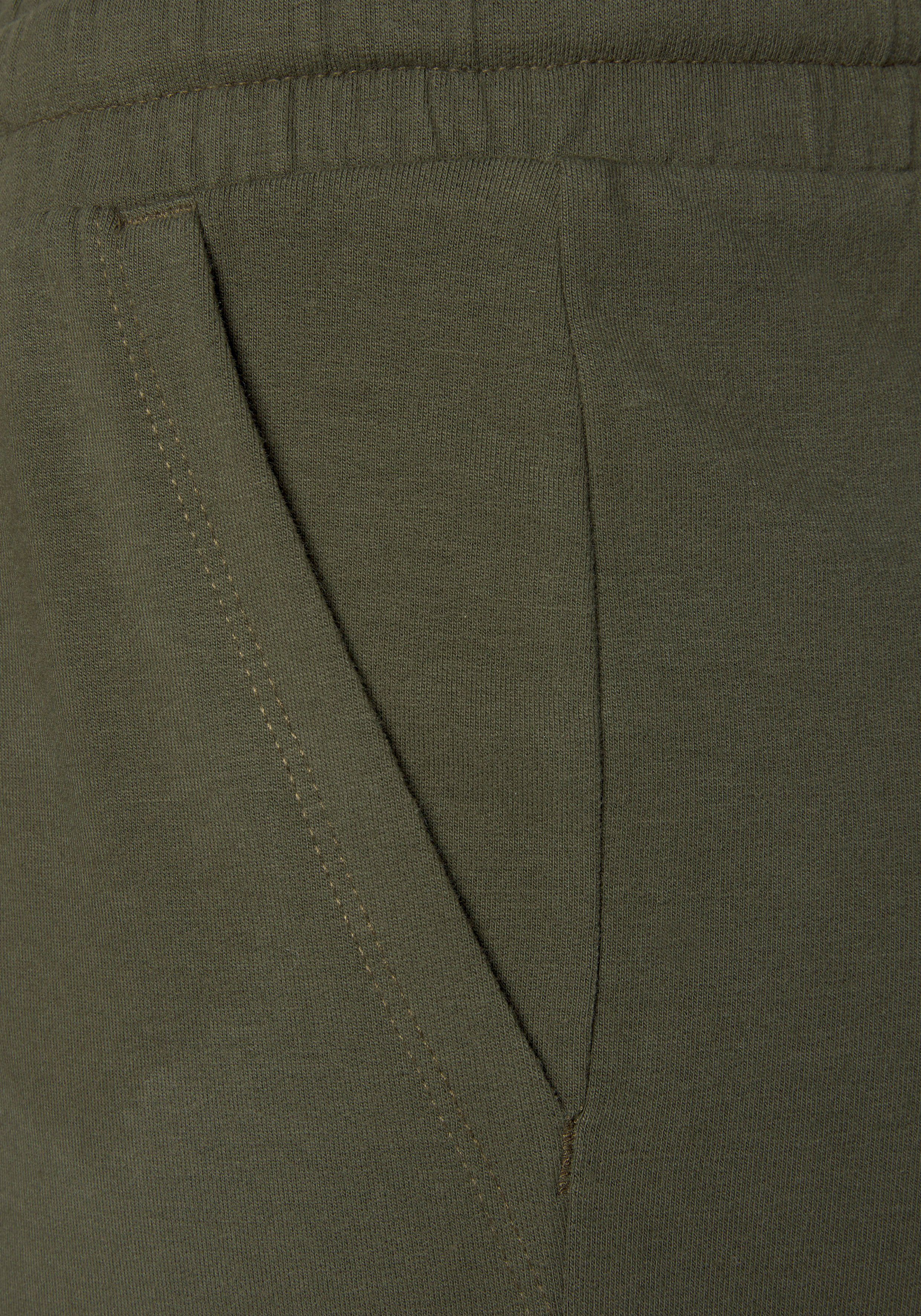 Bench. Loungewear Relaxshorts mit aufgesetzten Taschen, Loungeanzug