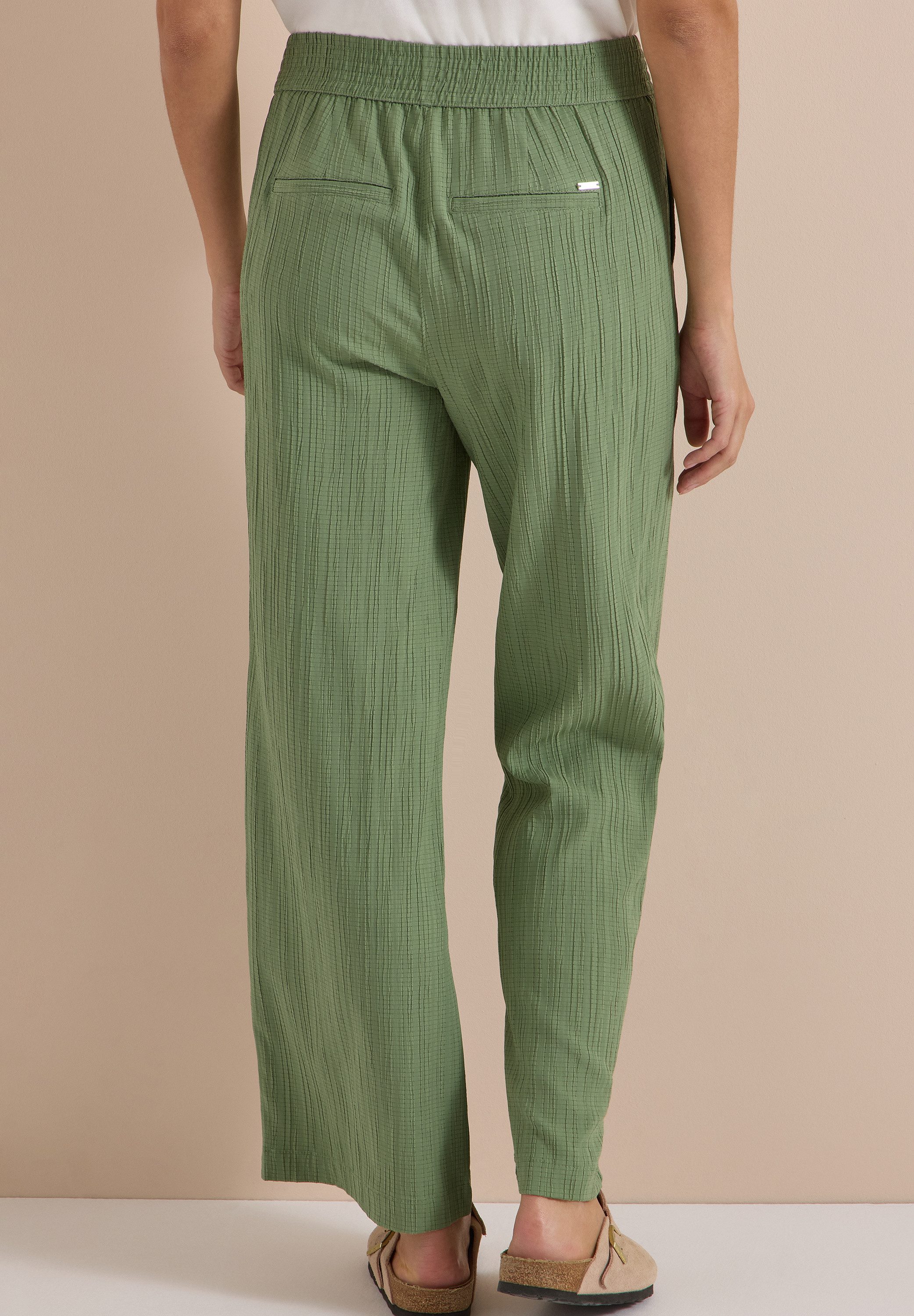 CECIL Stoffhose Style Neele Sommerhose im Loose Fit mit Struktur-Streifen – Bild 4 von 5