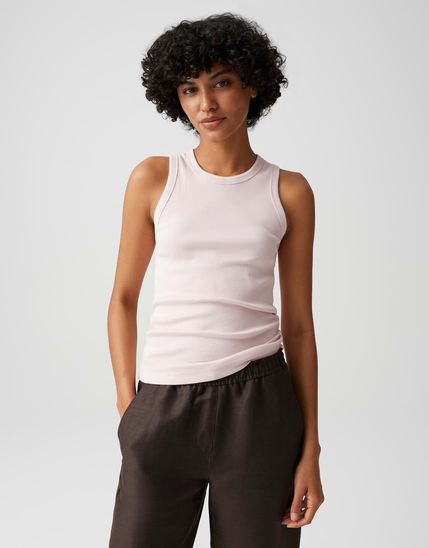 OPUS Tanktop Geripptes Tanktop mit kontrastfarbenen Bündchen Schmale Passform, sportliches Highlight durch Rippbündchen