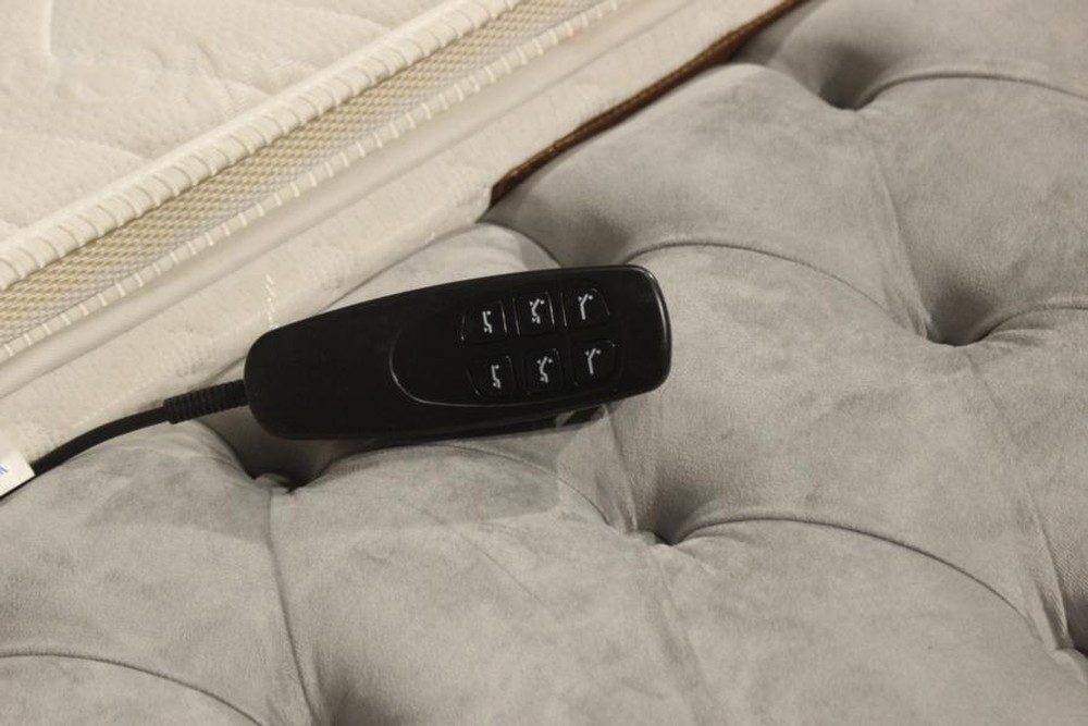JVmoebel Polsterbett Chesterfield Polsterbett in Grau mit edlem Bezug und Knopfdetails (1-tlg., Bett), Made in Europa