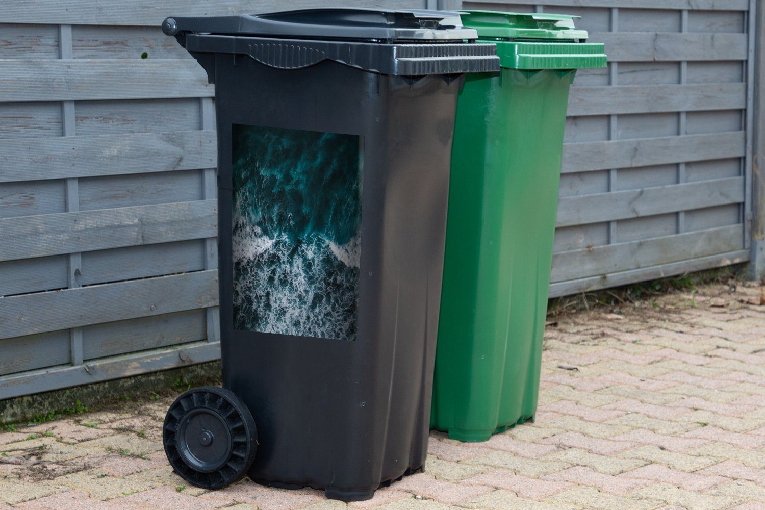 der Wandsticker Sticker, Container, aus Abfalbehälter St), auf dem (1 MuchoWow Surfer Vogelperspektive Mülleimer-aufkleber, Mülltonne, Wasser