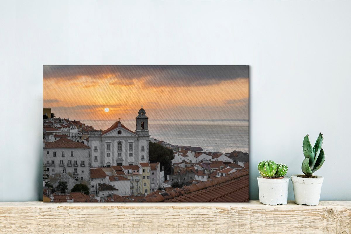 bei ältestes 30x20 cm Viertel Sonnenaufgang OneMillionCanvasses® Lissabons St), Leinwandbilder, Leinwandbild Wandbild in Portugal, (1 Aufhängefertig, Wanddeko,